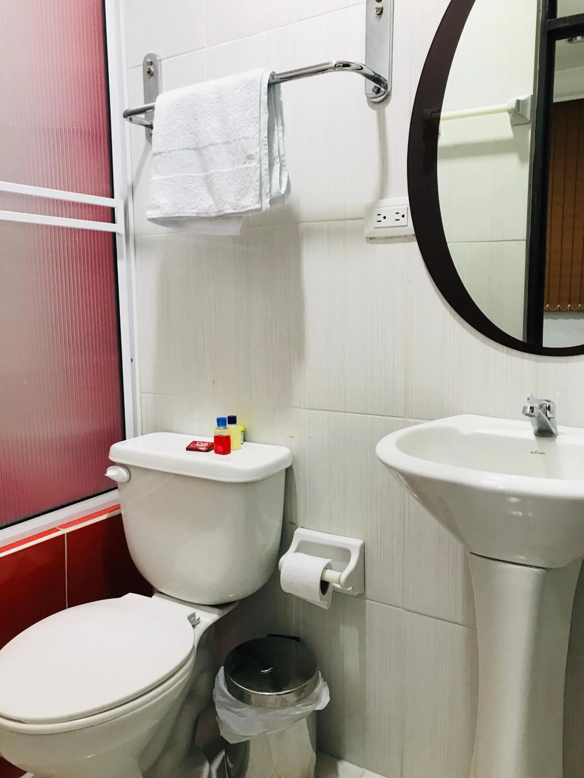 Toilet in Hotel Sangil Tuluá