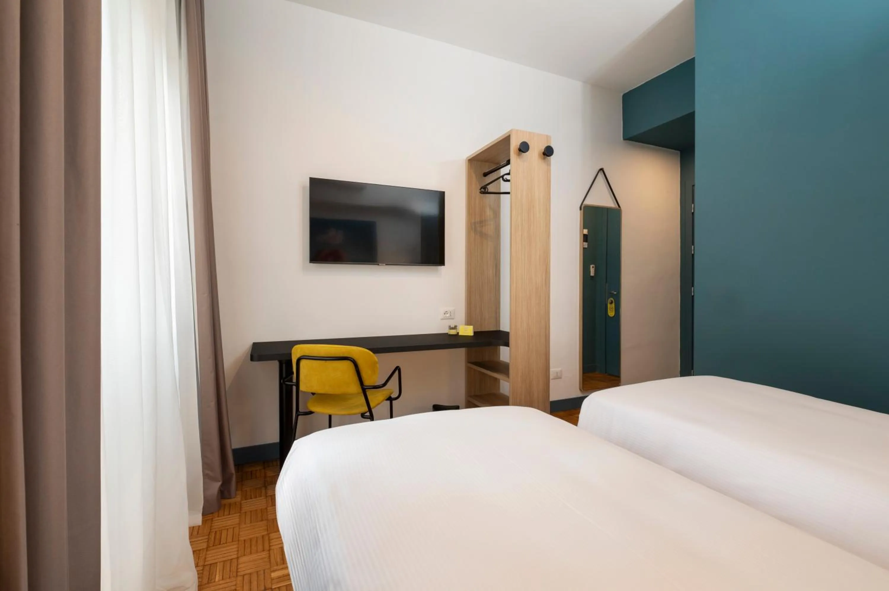 Communal lounge/ TV room, Bed in Rome Ciampino Smart Hotel