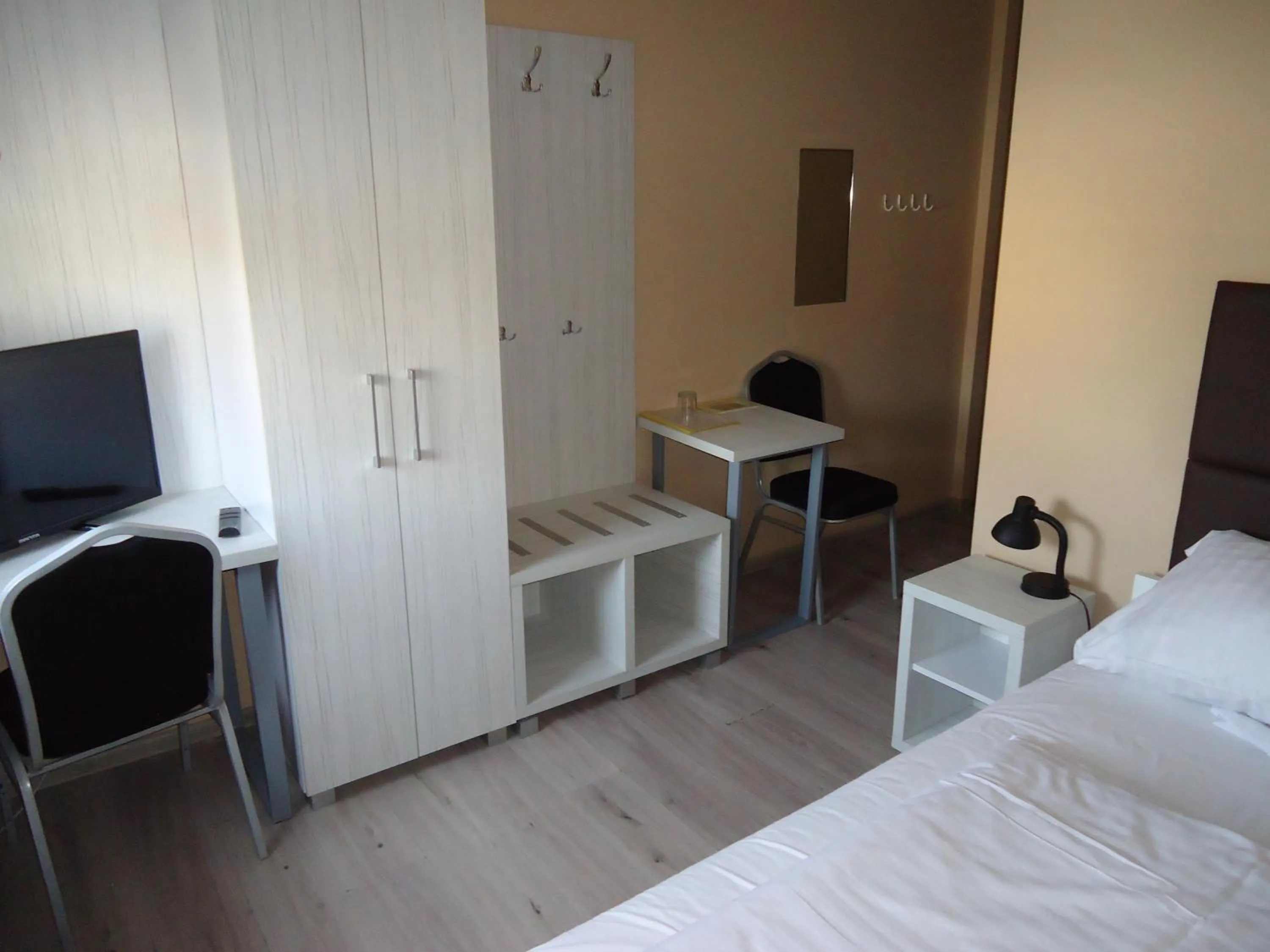 Photo of the whole room, Bed in Tom&Tom