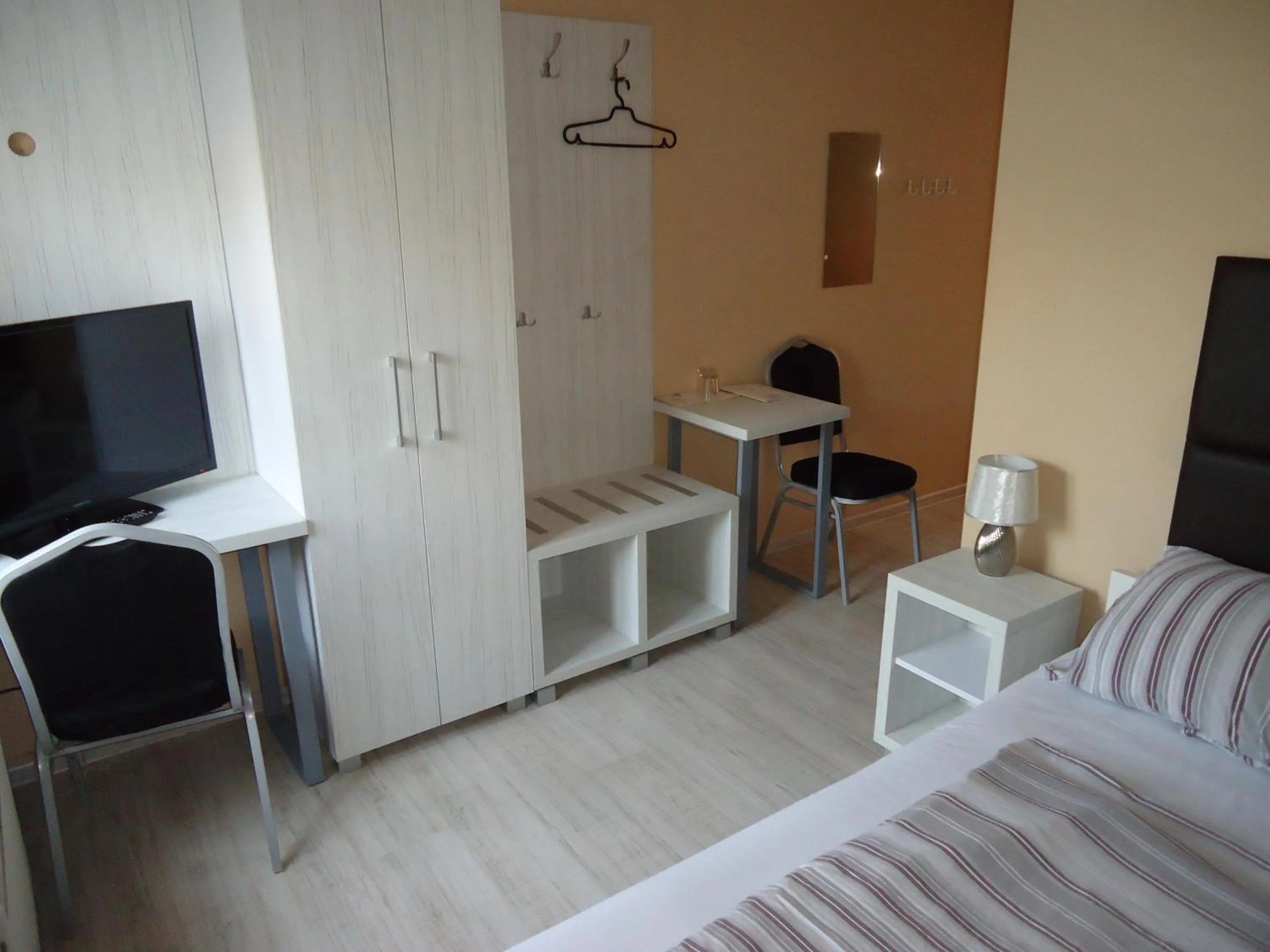 Photo of the whole room, Bed in Tom&Tom