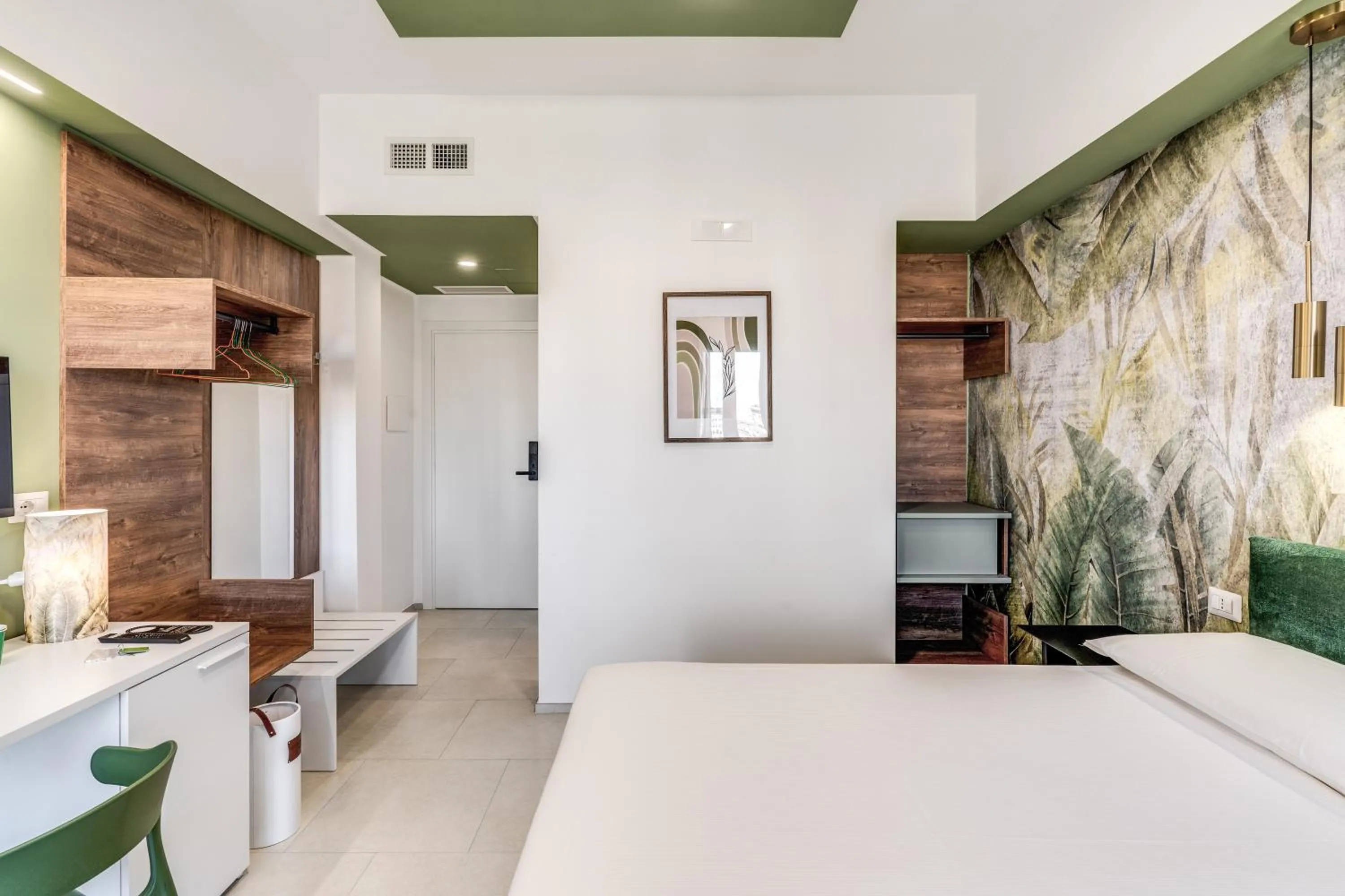 Photo of the whole room, Bed in National Square Napoli