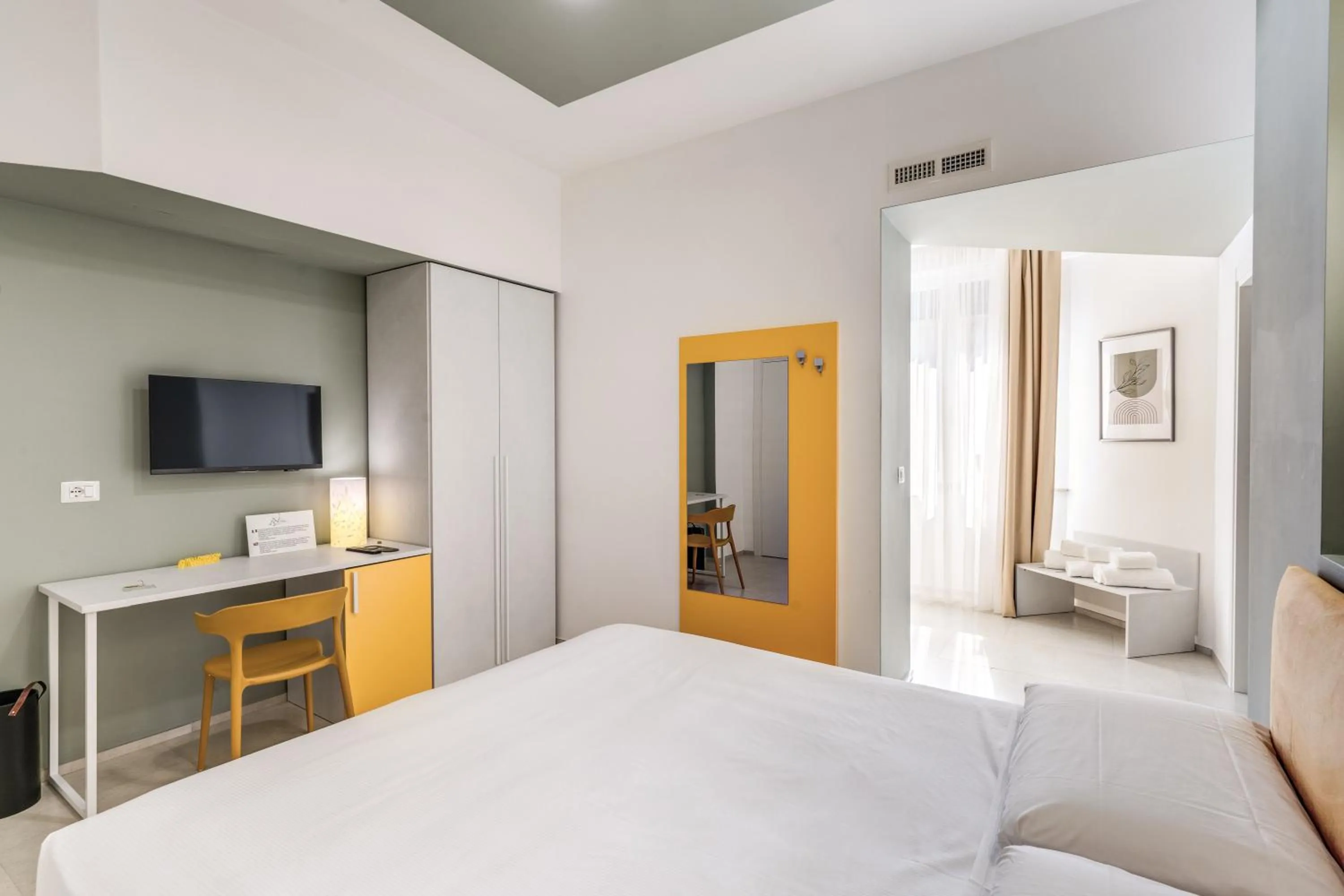 Photo of the whole room, Bed in National Square Napoli