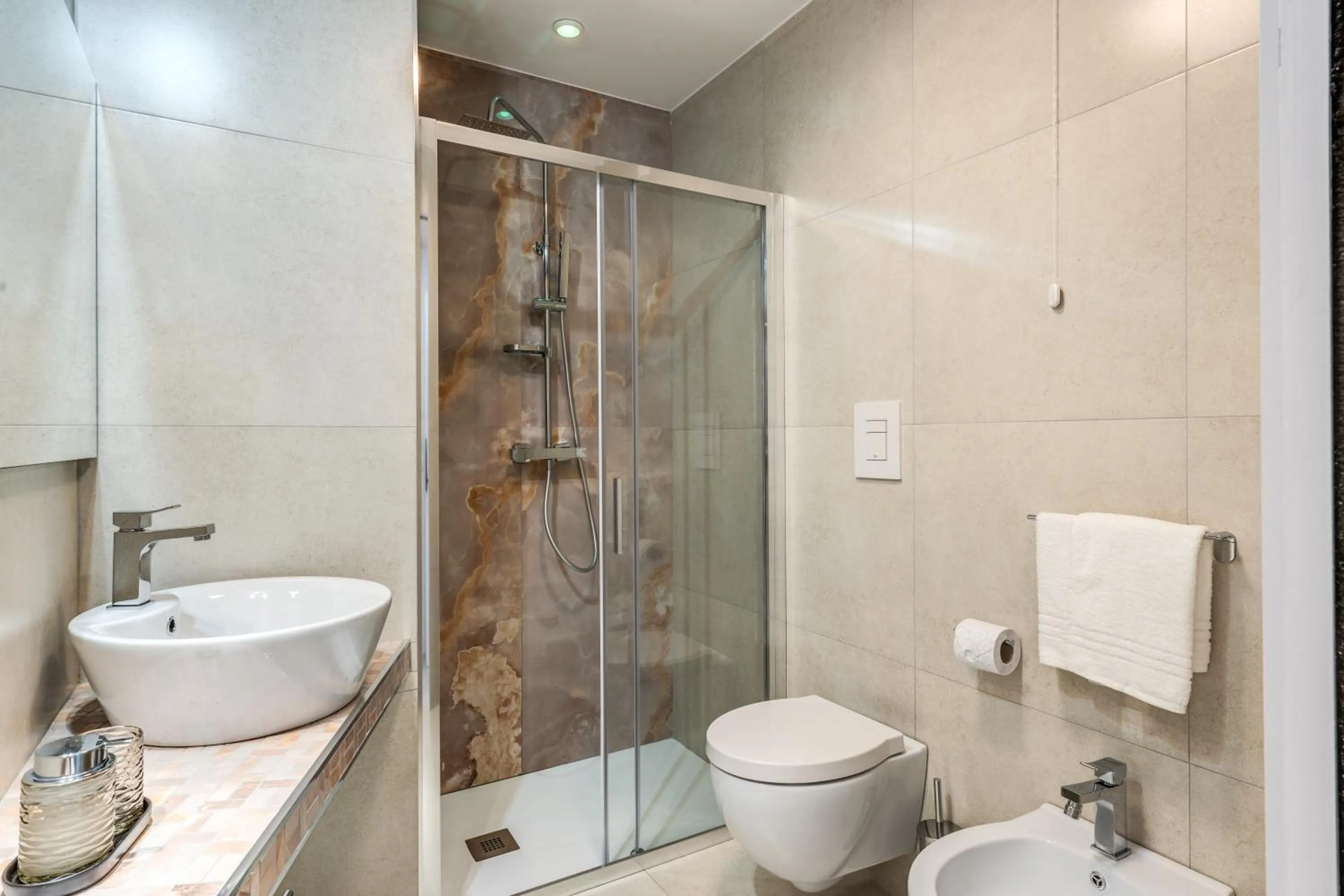 Bathroom in National Square Napoli