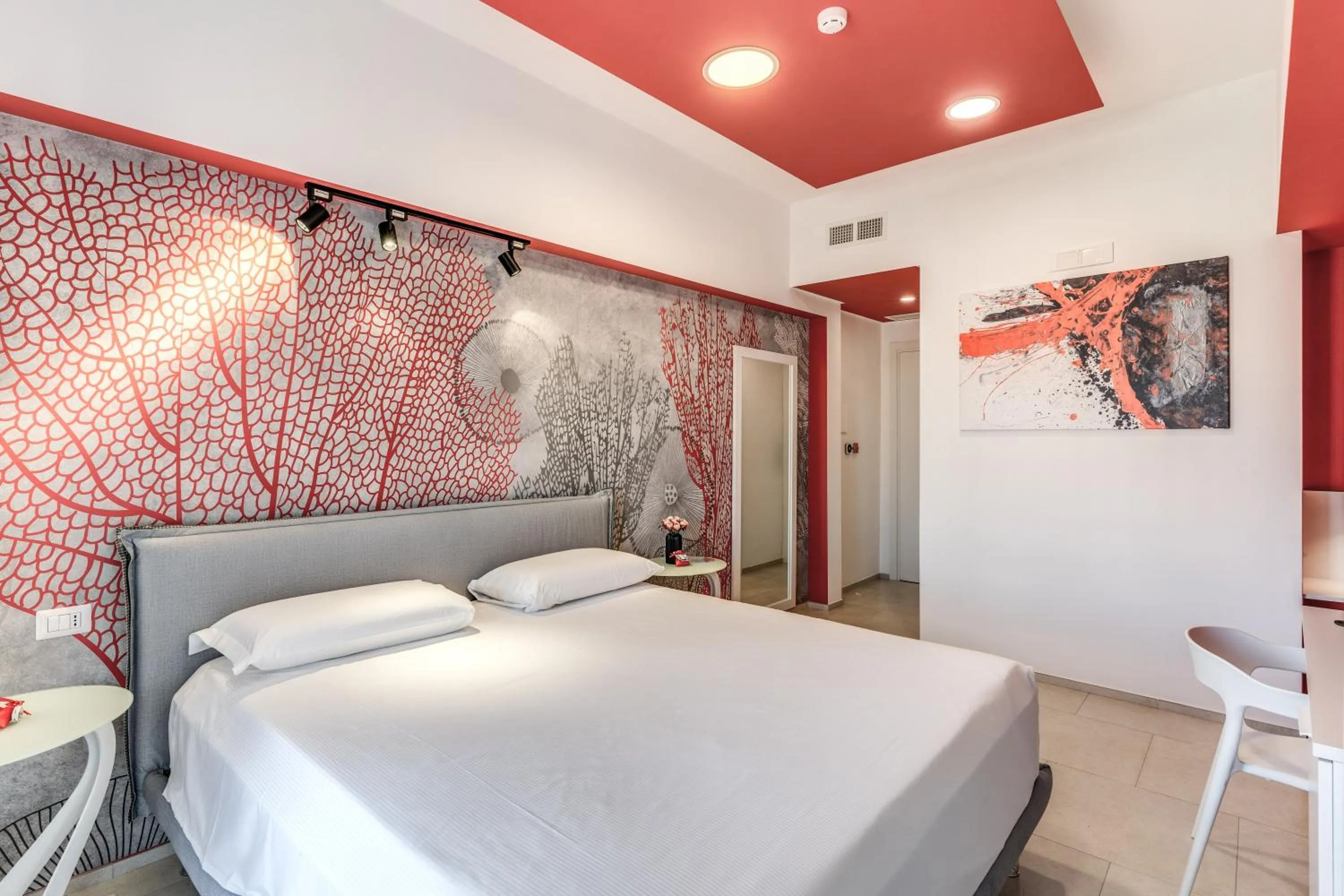 Photo of the whole room, Bed in National Square Napoli