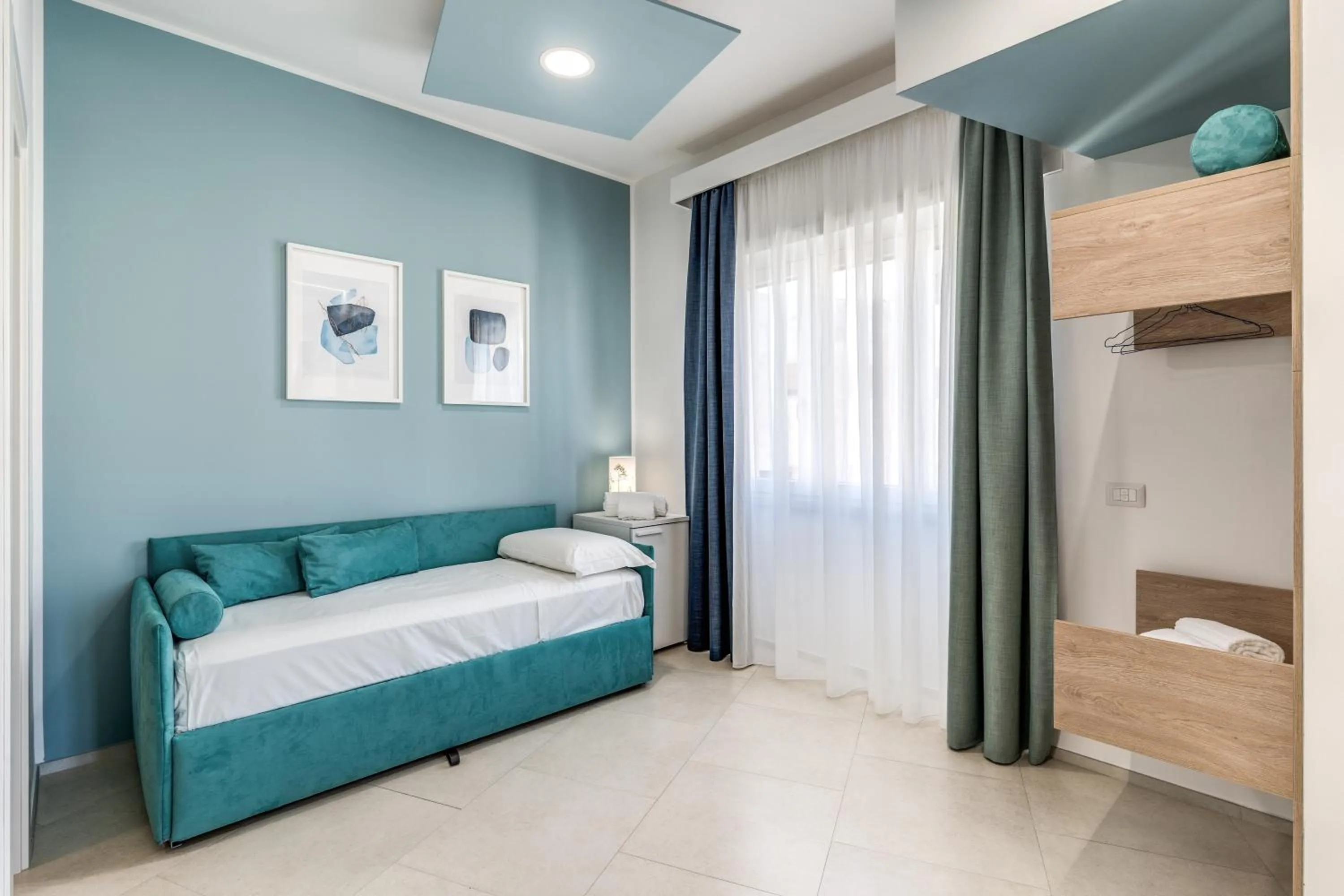 Photo of the whole room, Bed in National Square Napoli