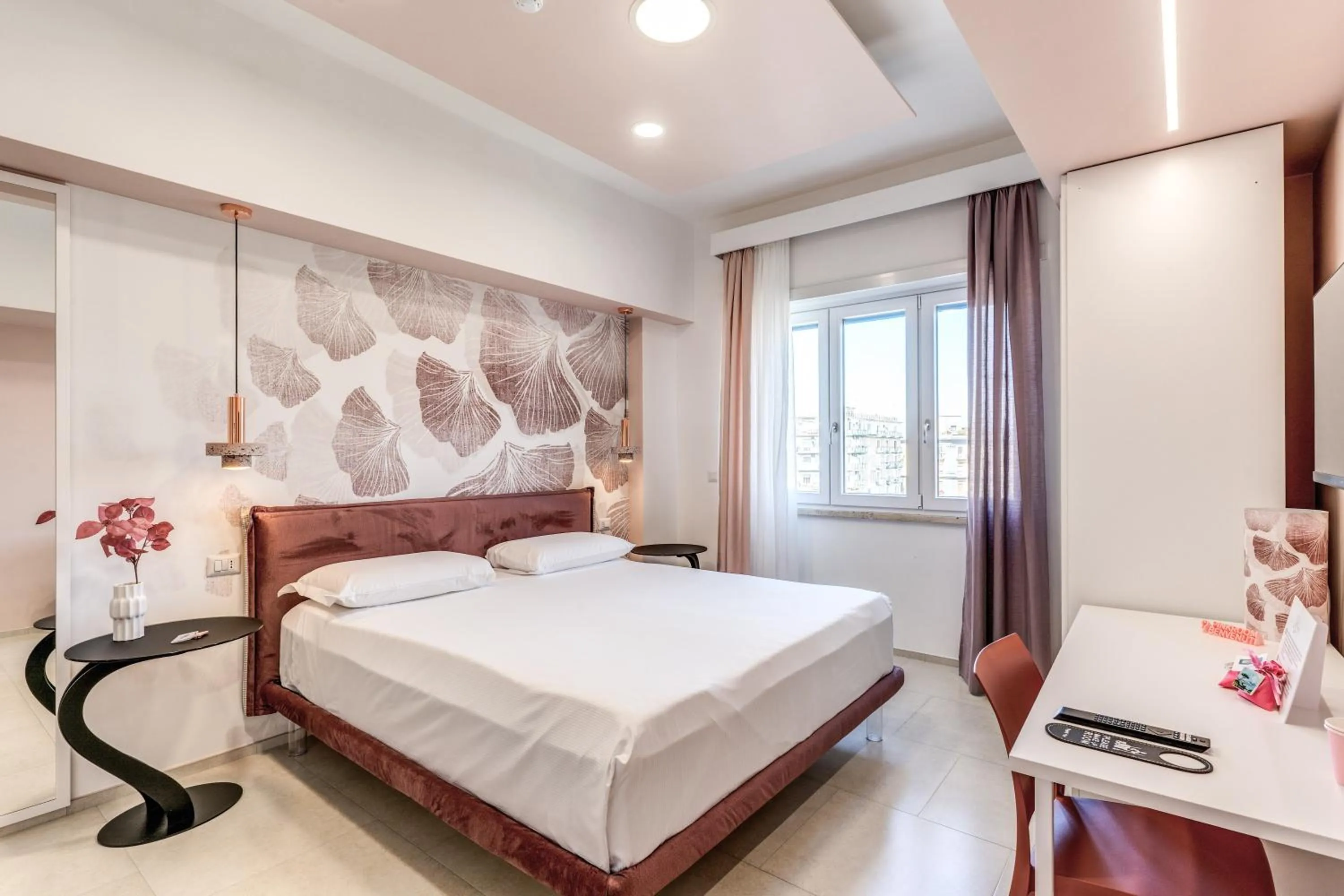 Photo of the whole room, Bed in National Square Napoli