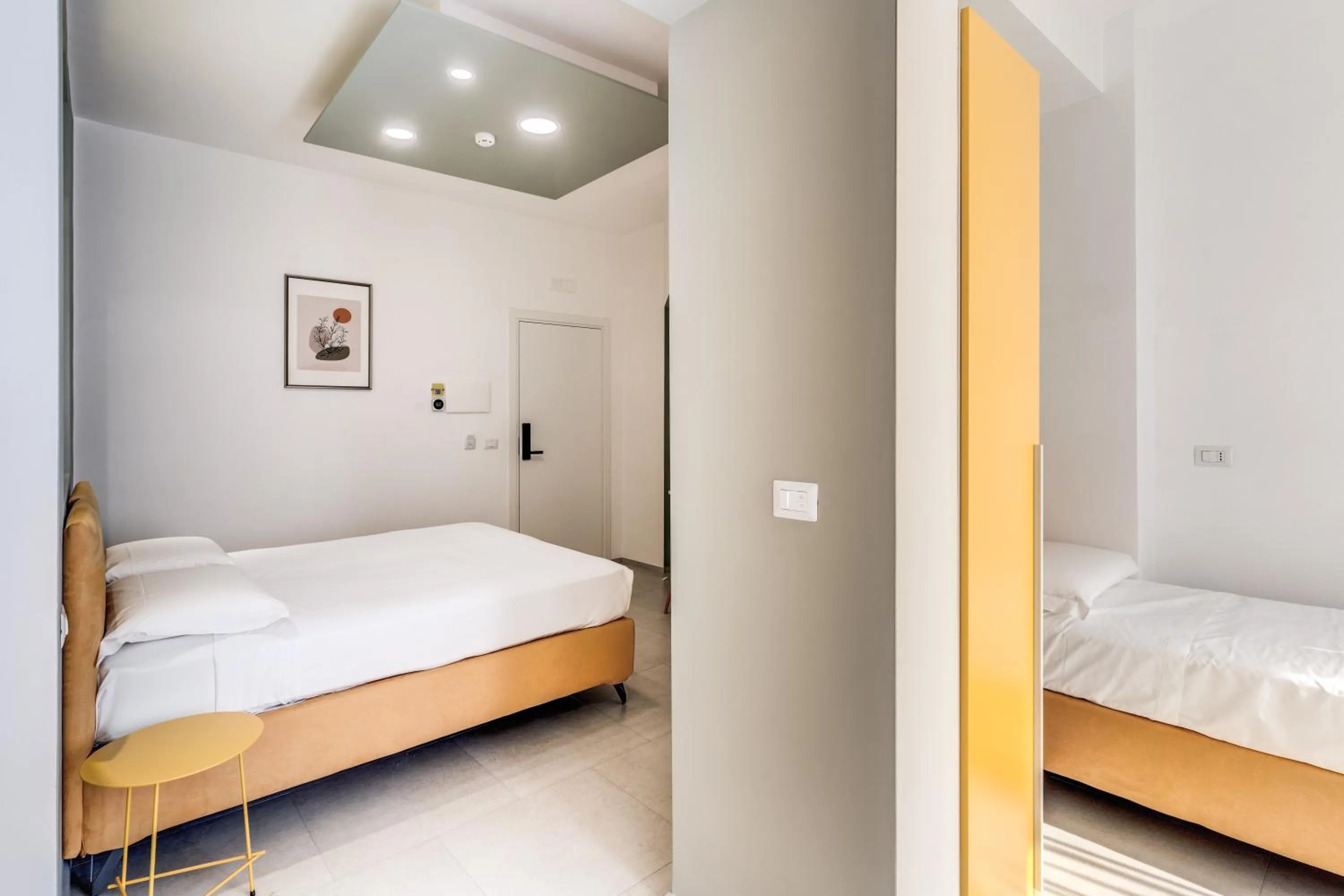 Photo of the whole room, Bed in National Square Napoli