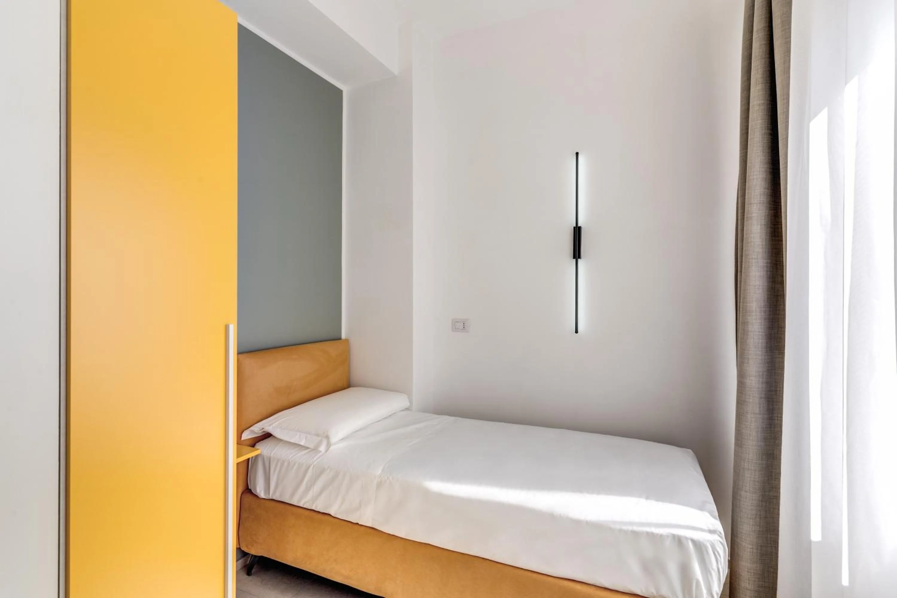 Photo of the whole room, Bed in National Square Napoli