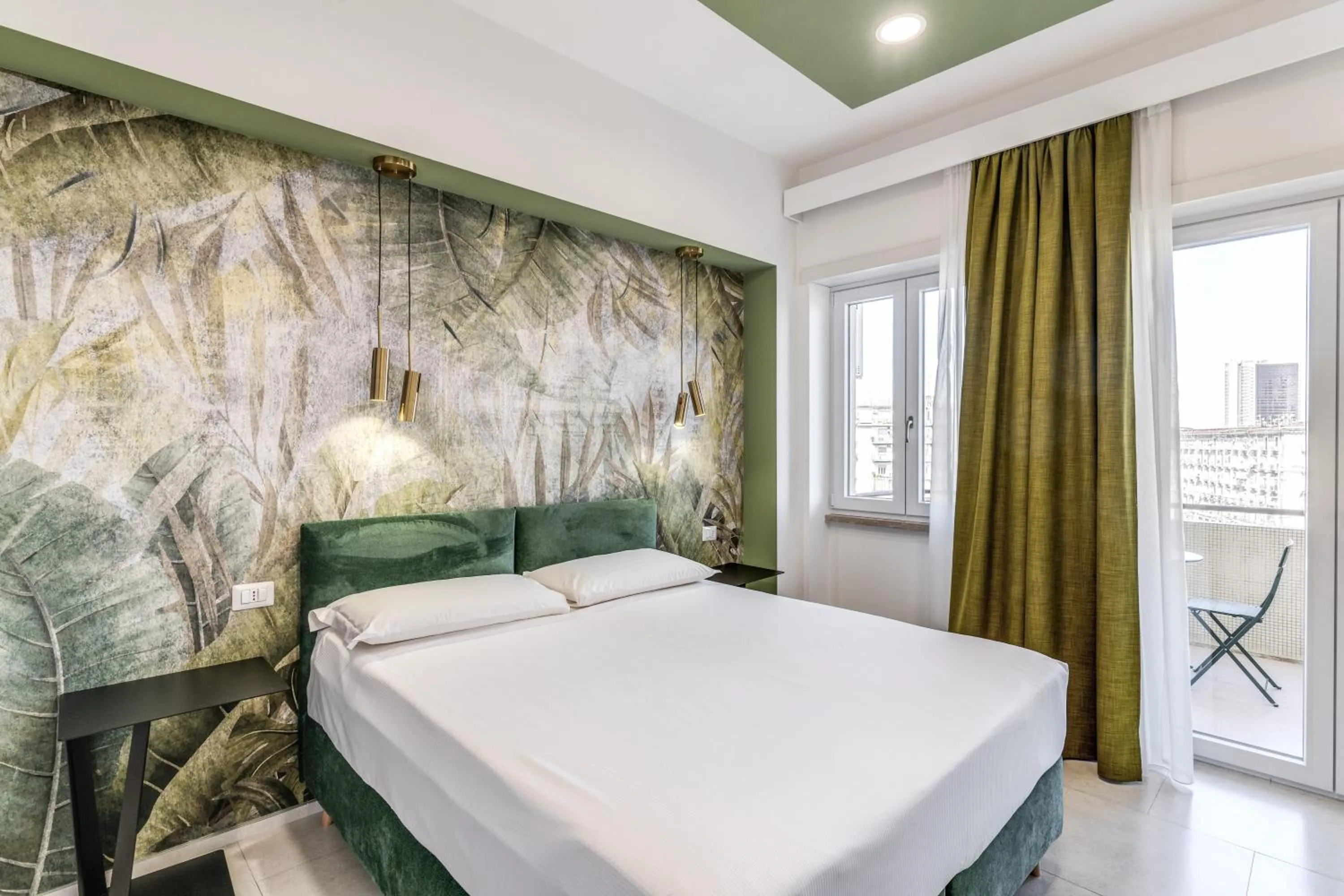 Photo of the whole room, Bed in National Square Napoli