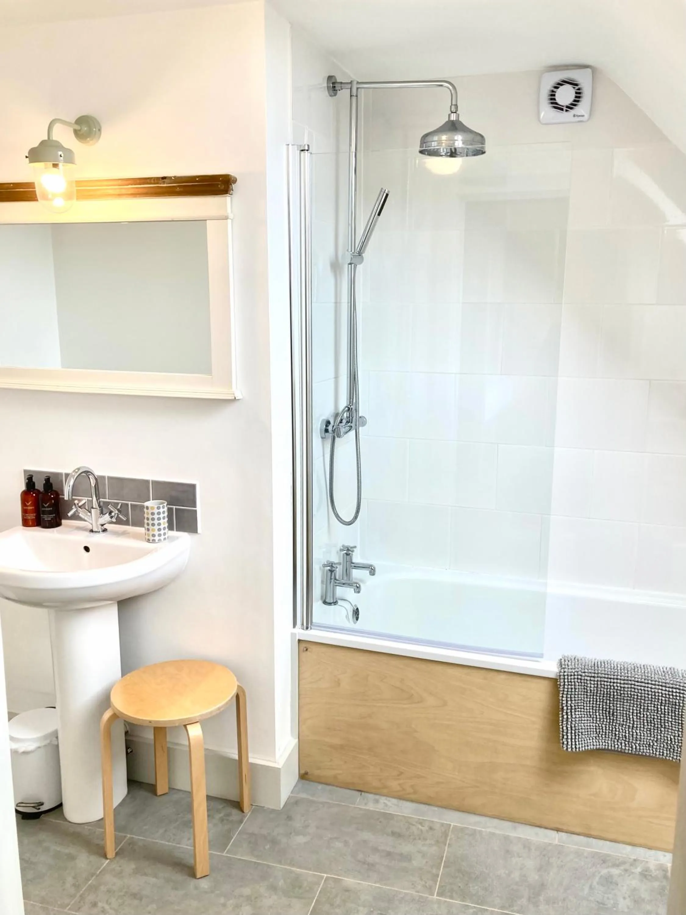 Bathroom in Westbury Cross House Bed & Breakfast