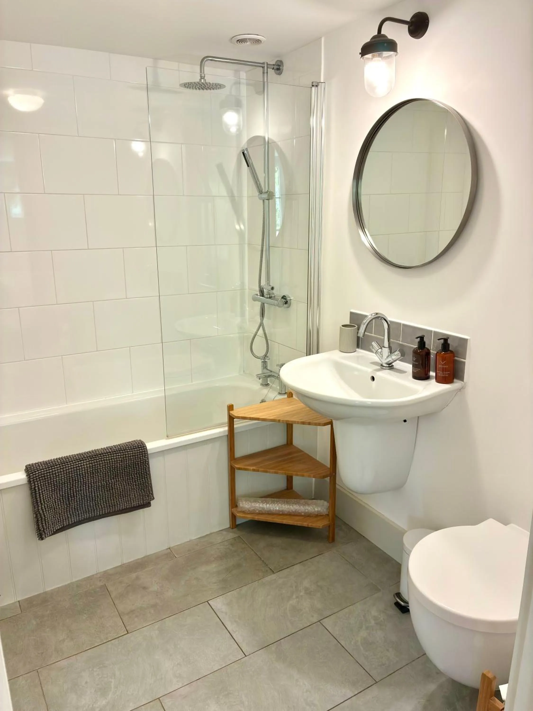 Shower in Westbury Cross House Bed & Breakfast