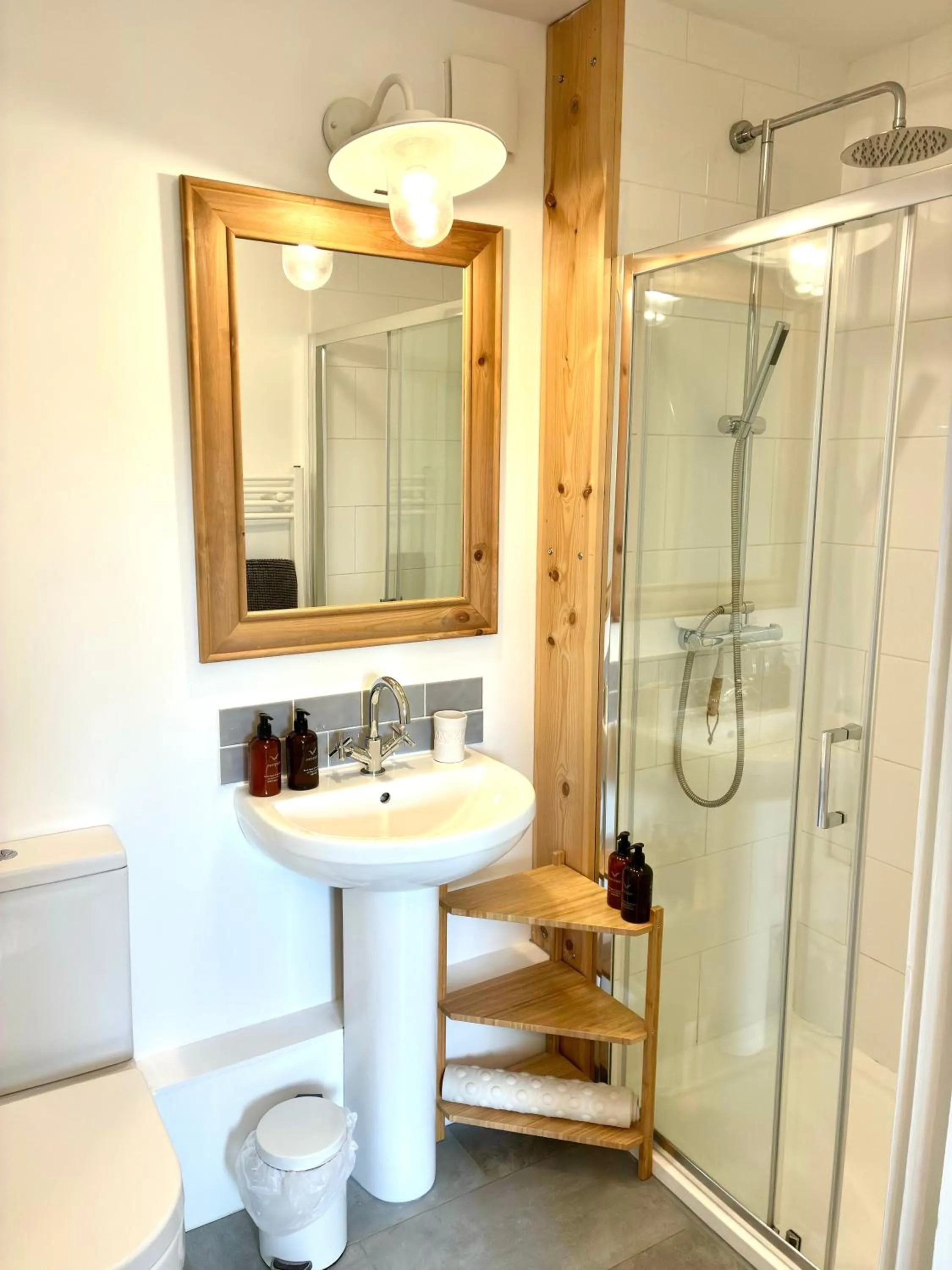 Shower in Westbury Cross House Bed & Breakfast