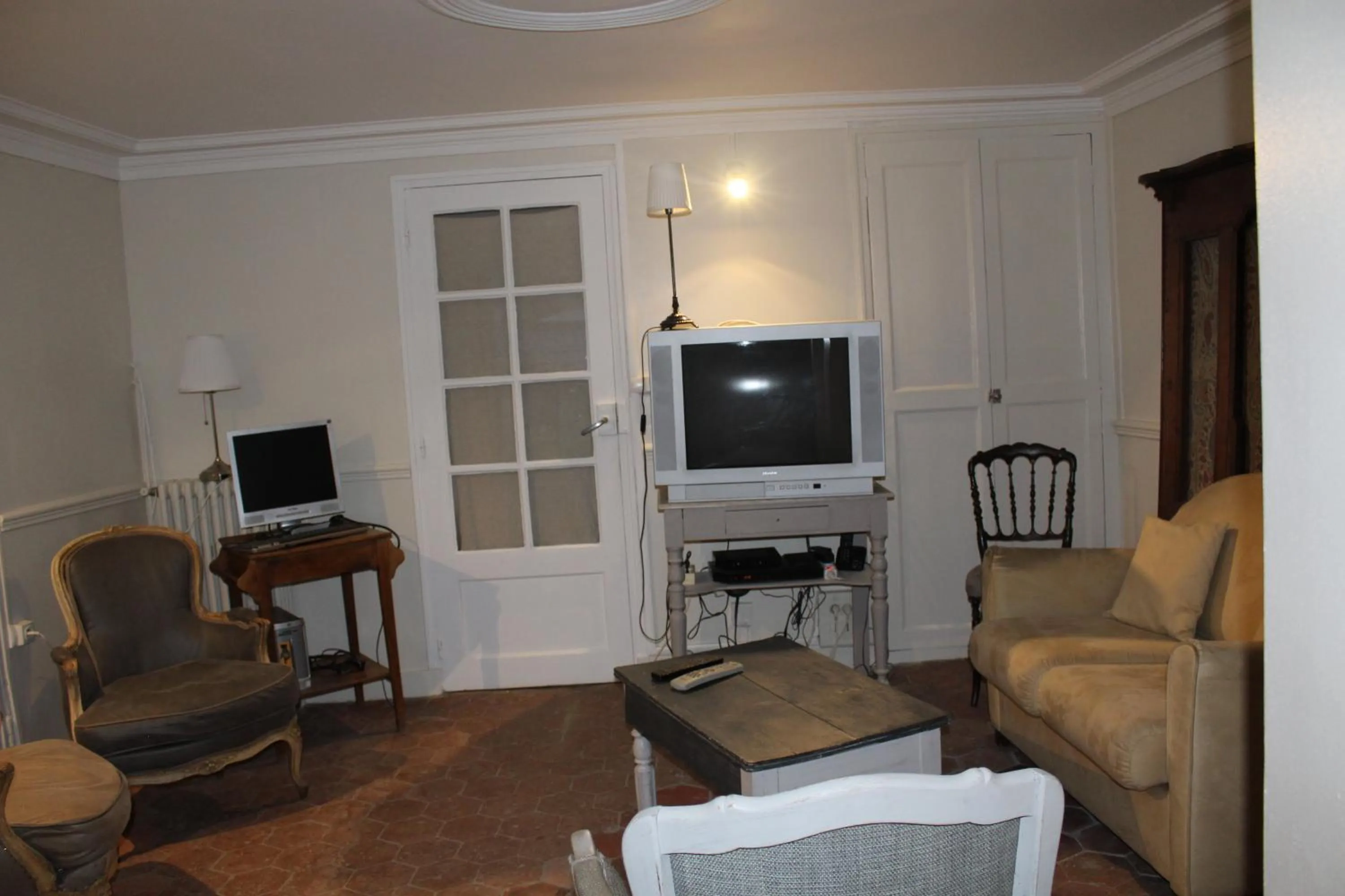 Communal lounge/ TV room in Porte de Paris