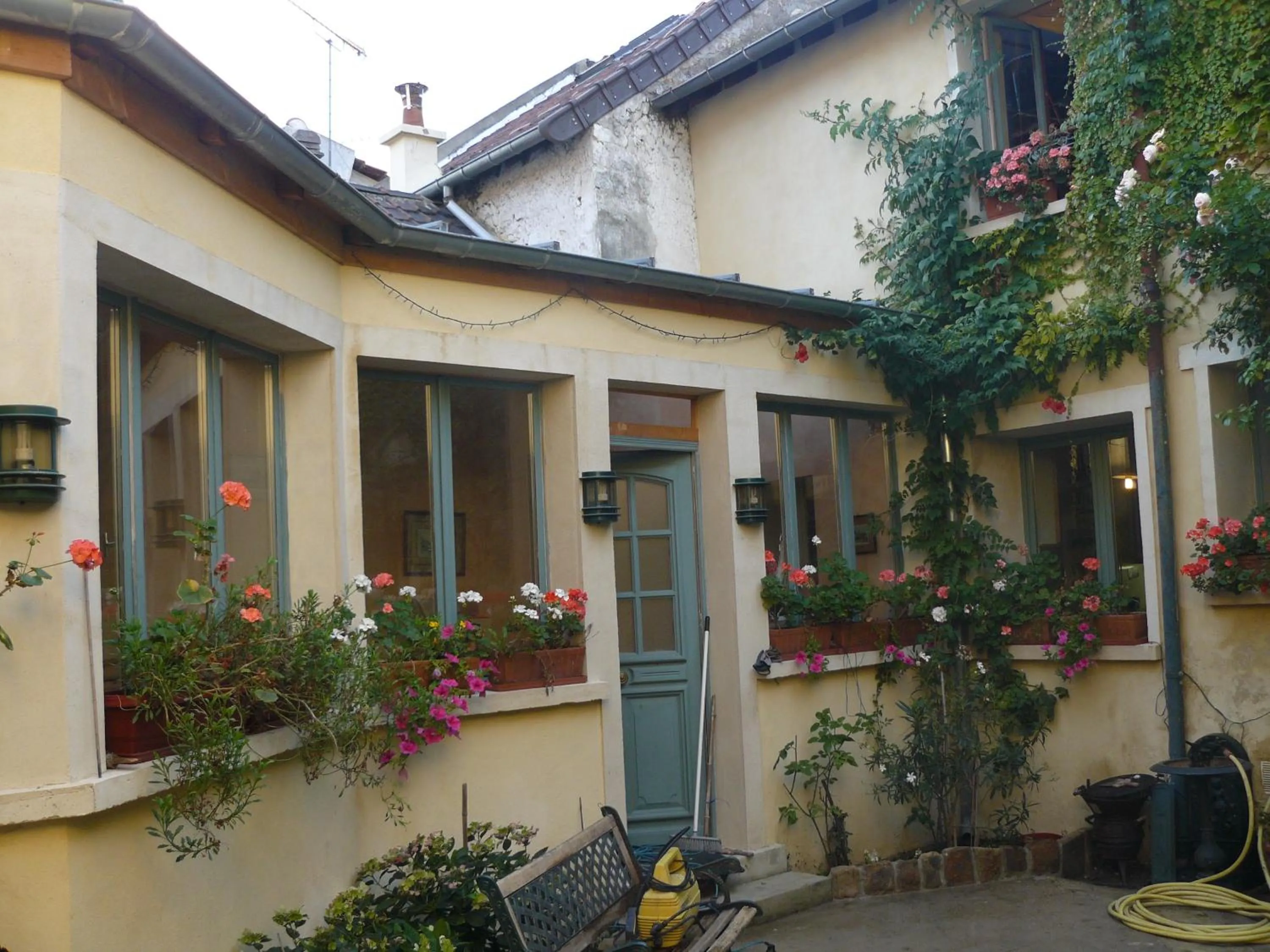 Facade/entrance in Porte de Paris