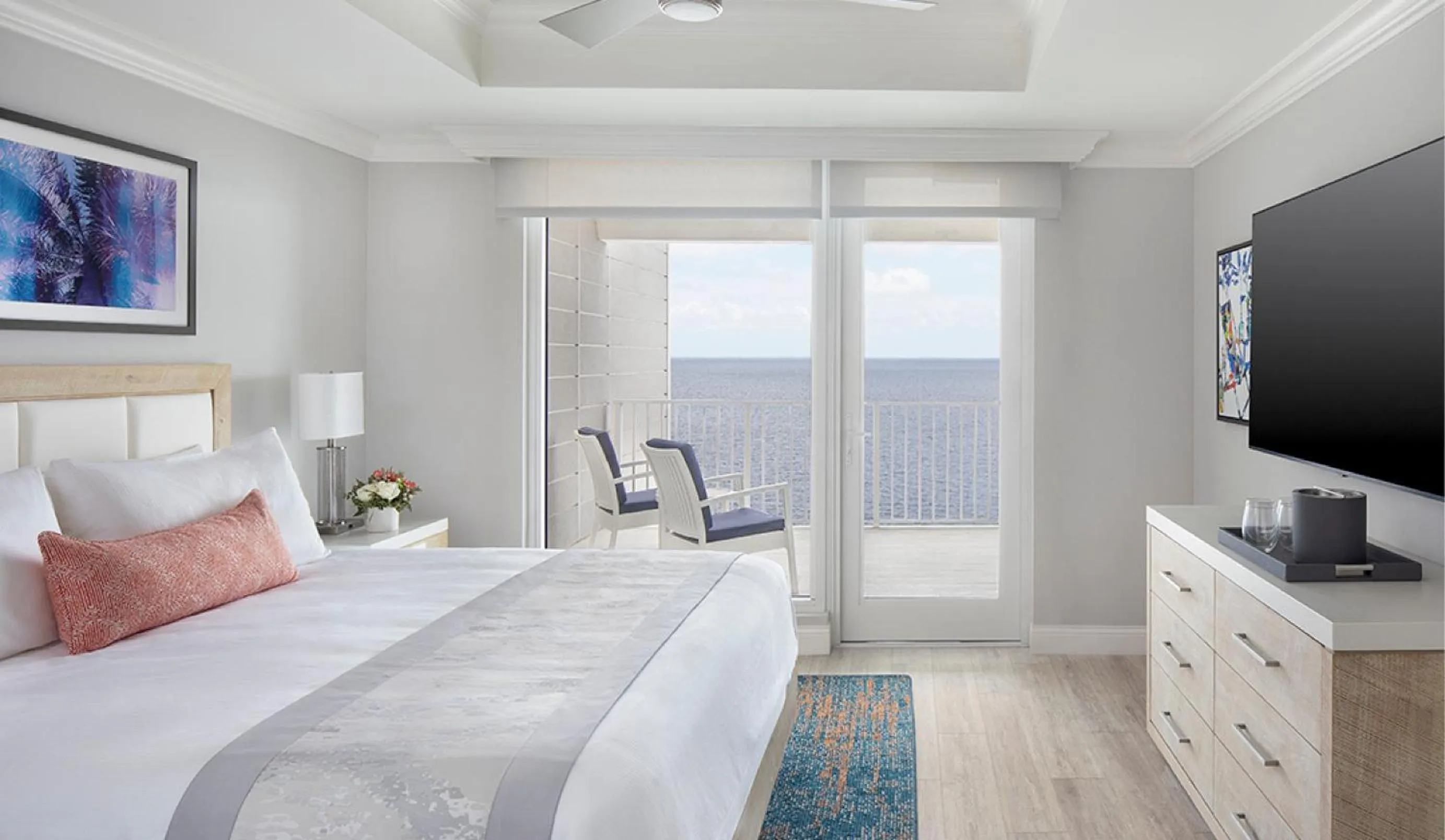 TV and multimedia, Bed in Sunseeker Resort Florida Gulf Coast, Curio Collection Hilton