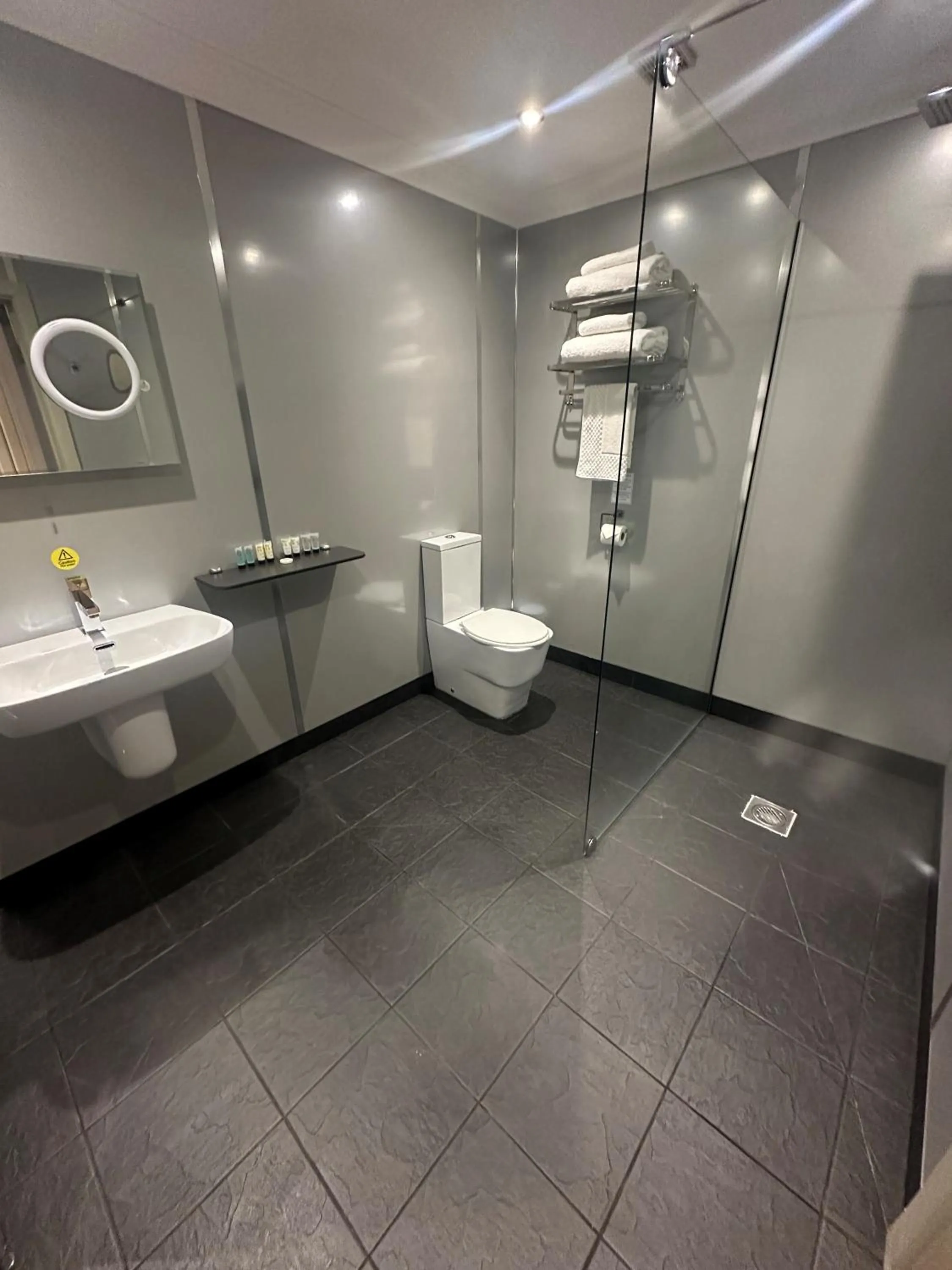 Bathroom in Waveney Inn & Hotel