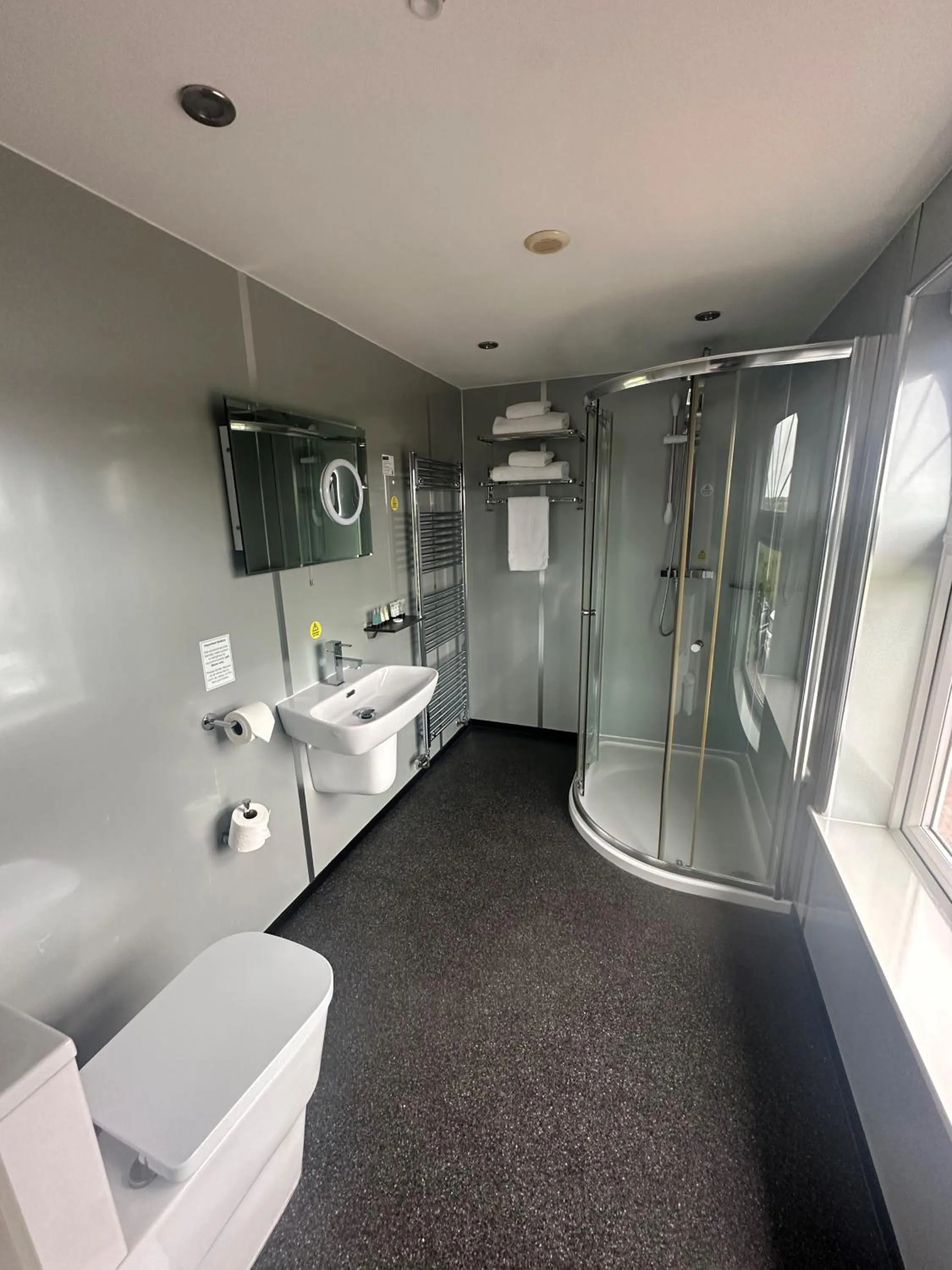 Bathroom in Waveney Inn & Hotel