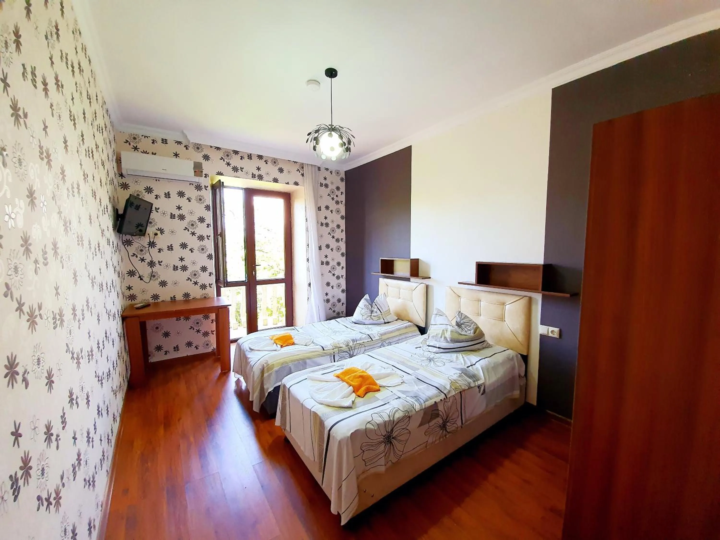 Photo of the whole room, Bed in Sunrise Hotel