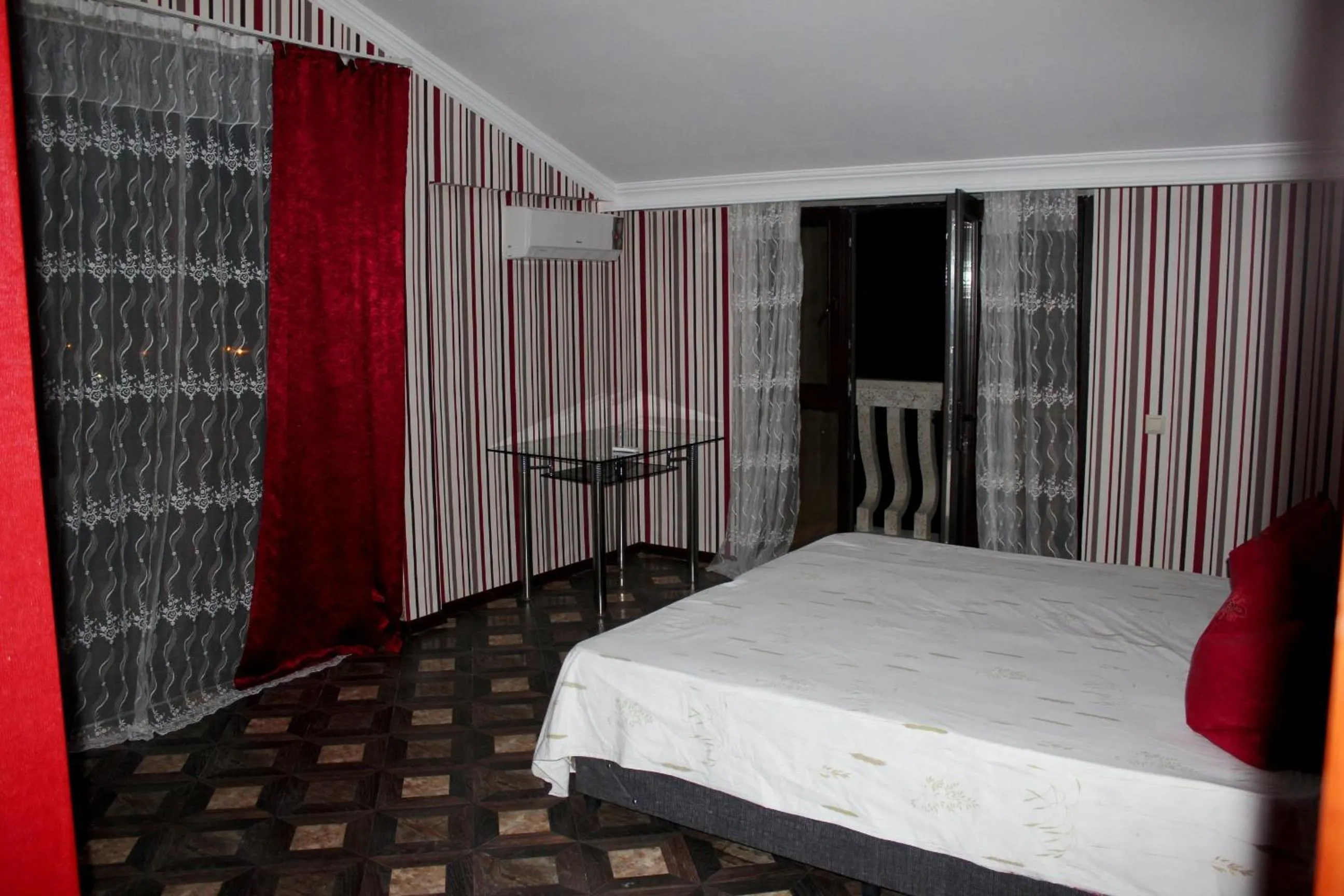 bunk bed, Bed in Sunrise Hotel