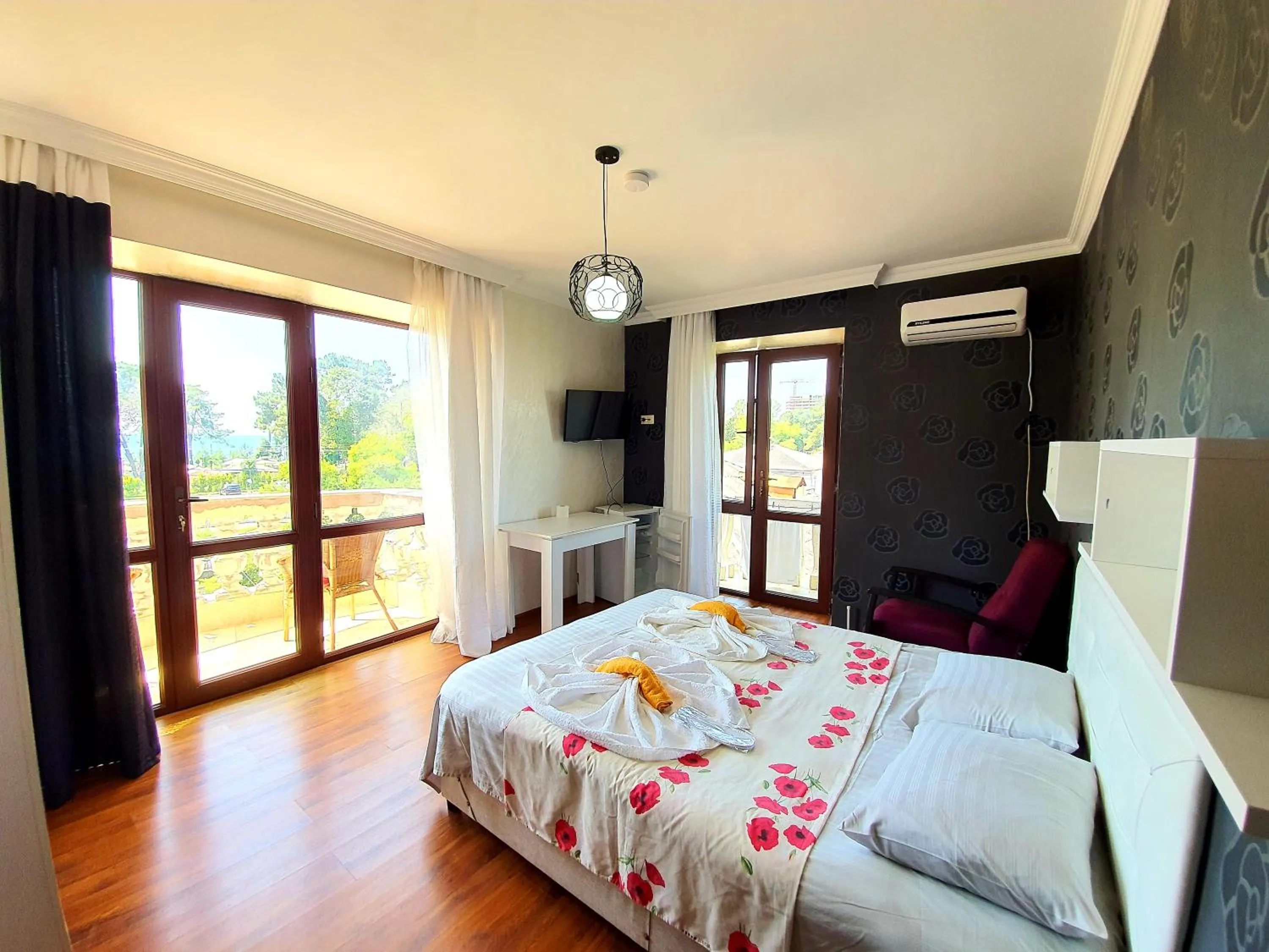 Photo of the whole room, Bed in Sunrise Hotel