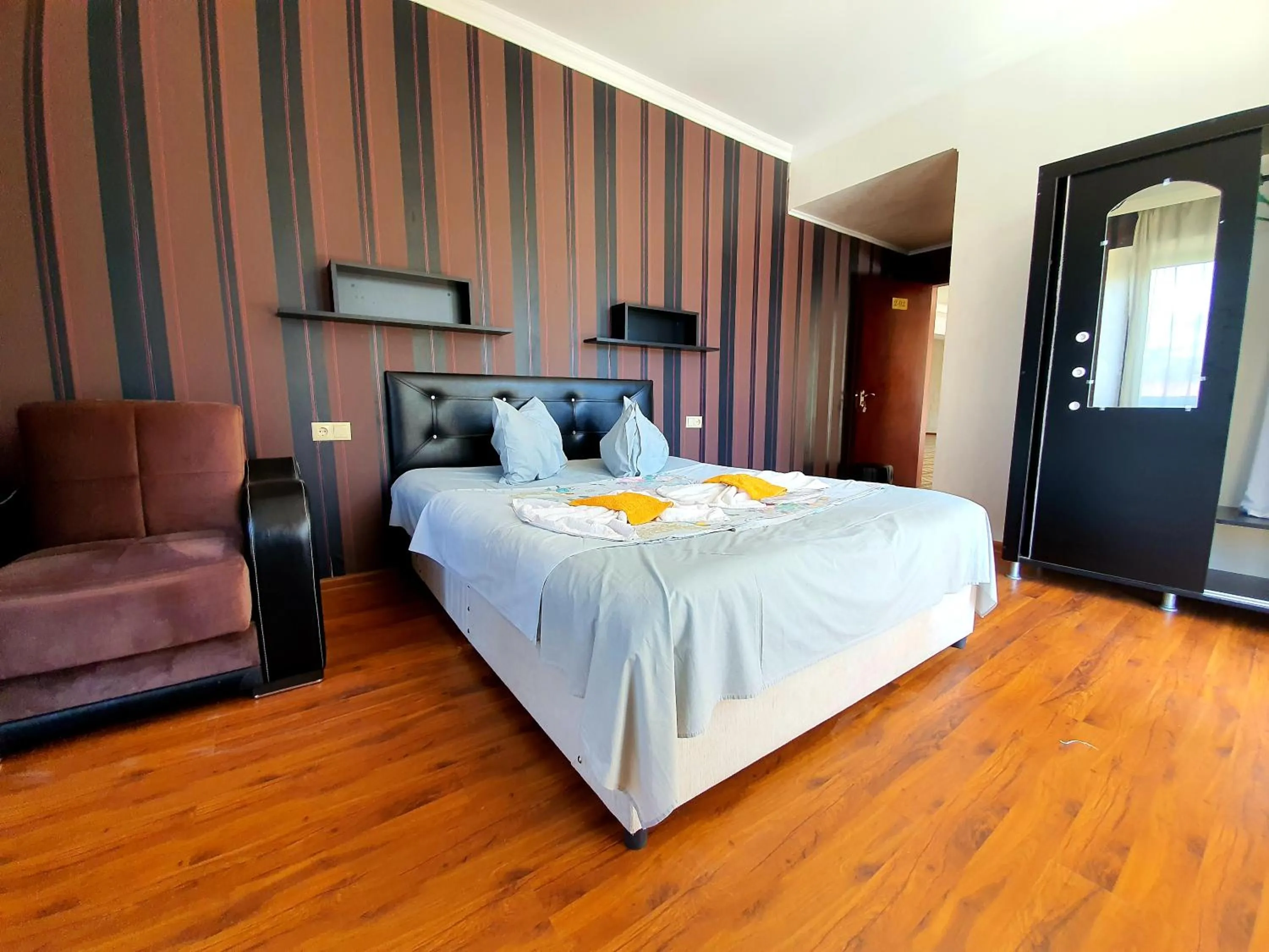 Photo of the whole room, Bed in Sunrise Hotel