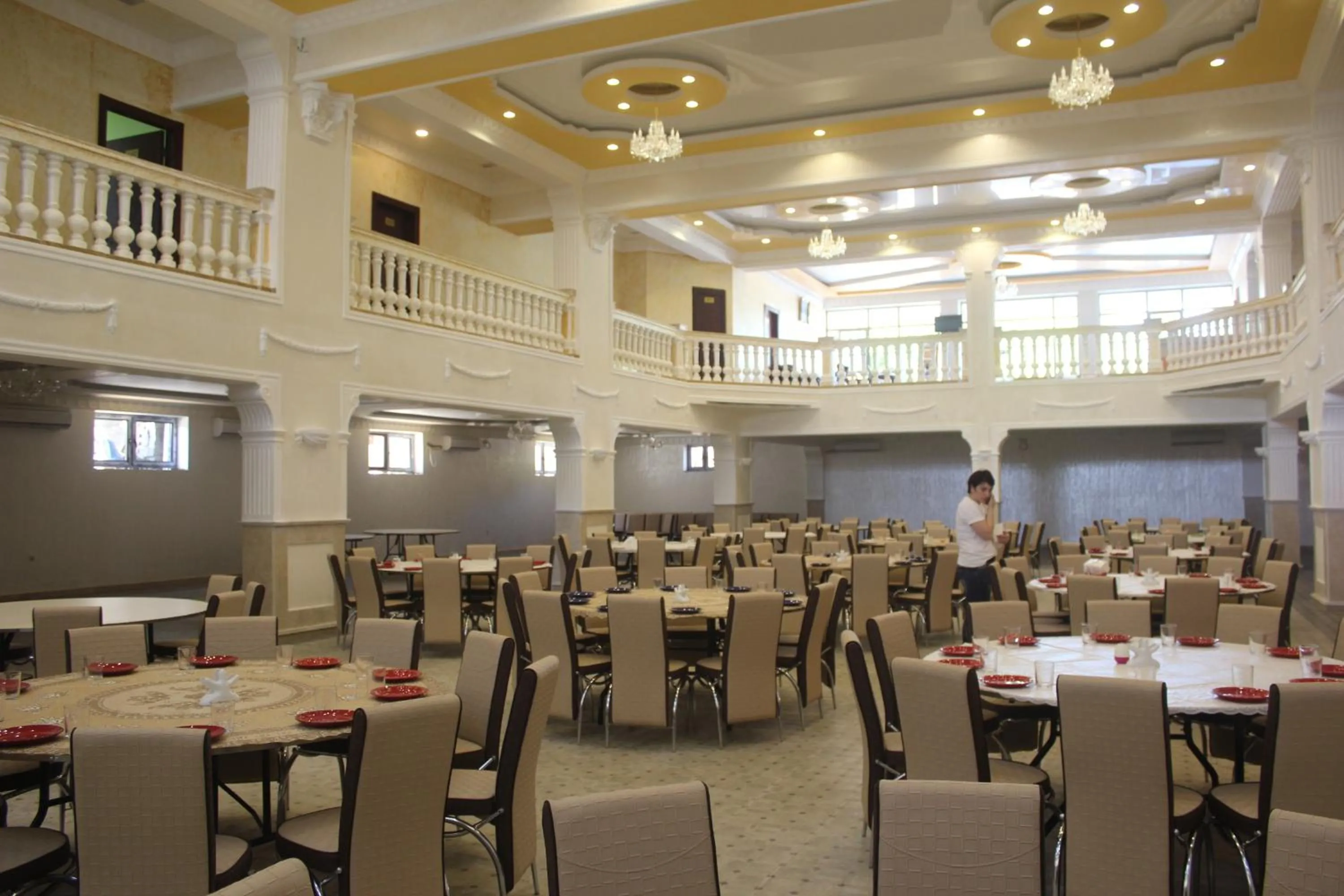 Restaurant/places to eat in Sunrise Hotel