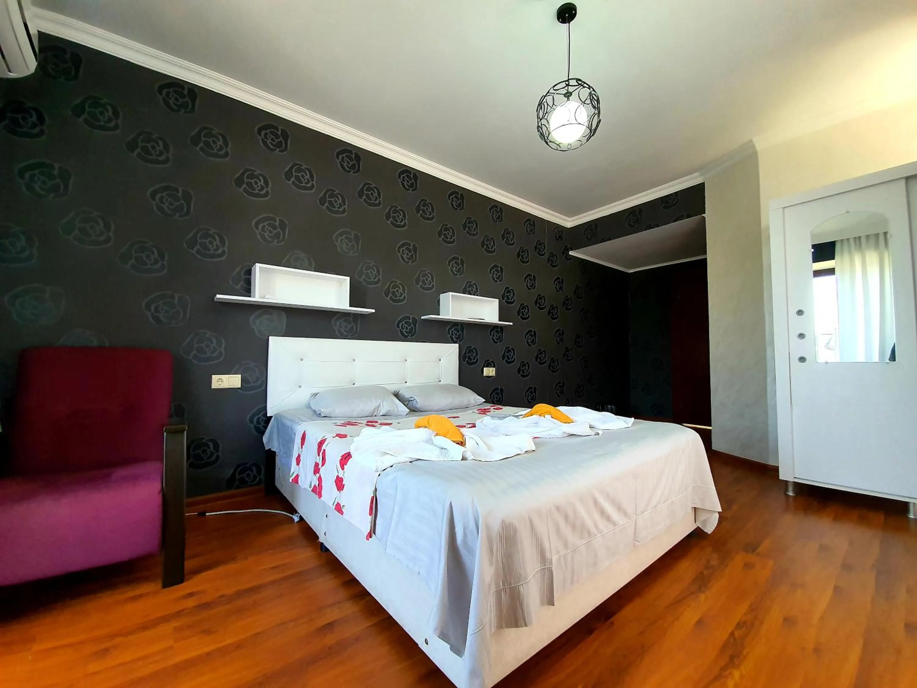 Photo of the whole room, Bed in Sunrise Hotel