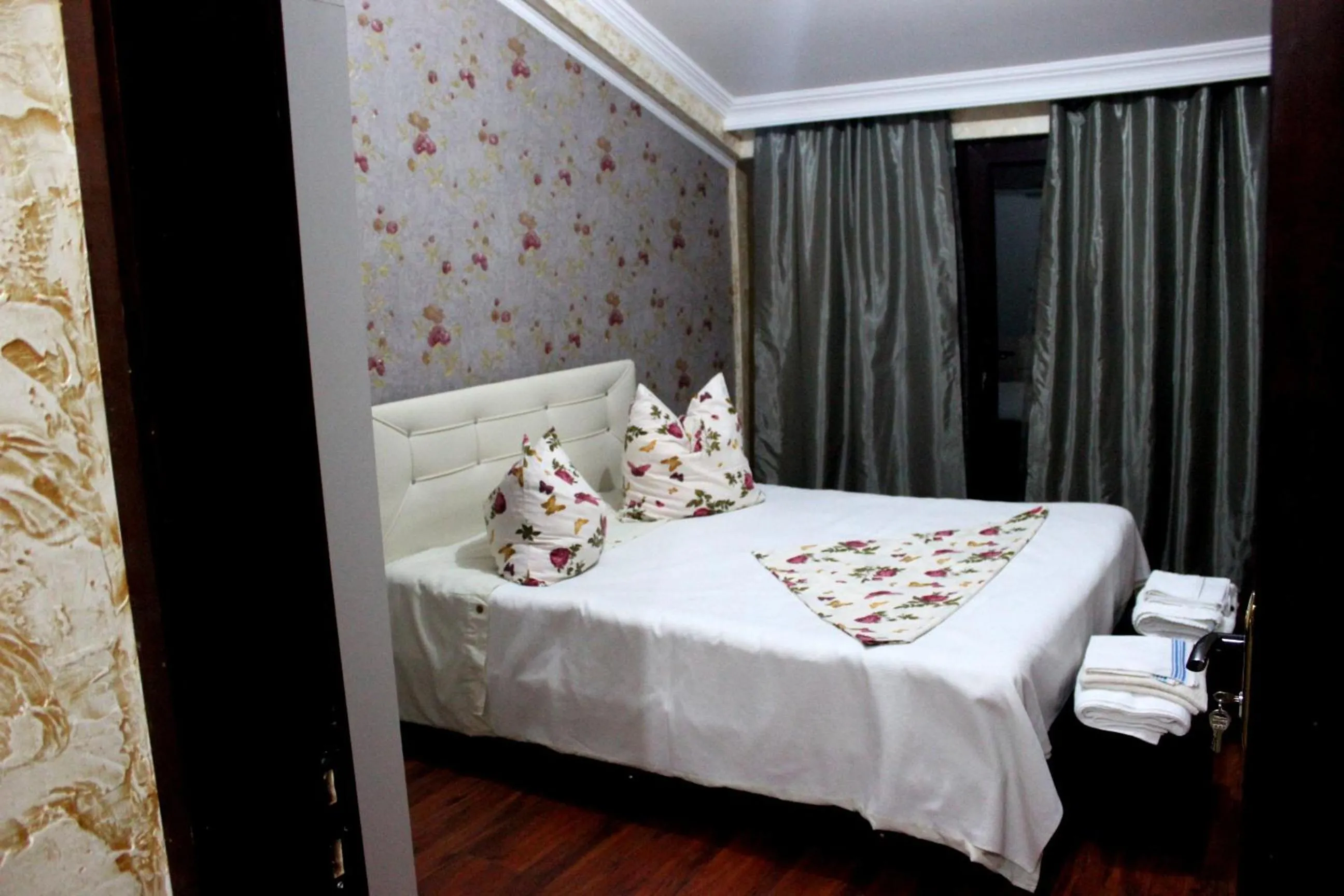 Bedroom, Bed in Sunrise Hotel