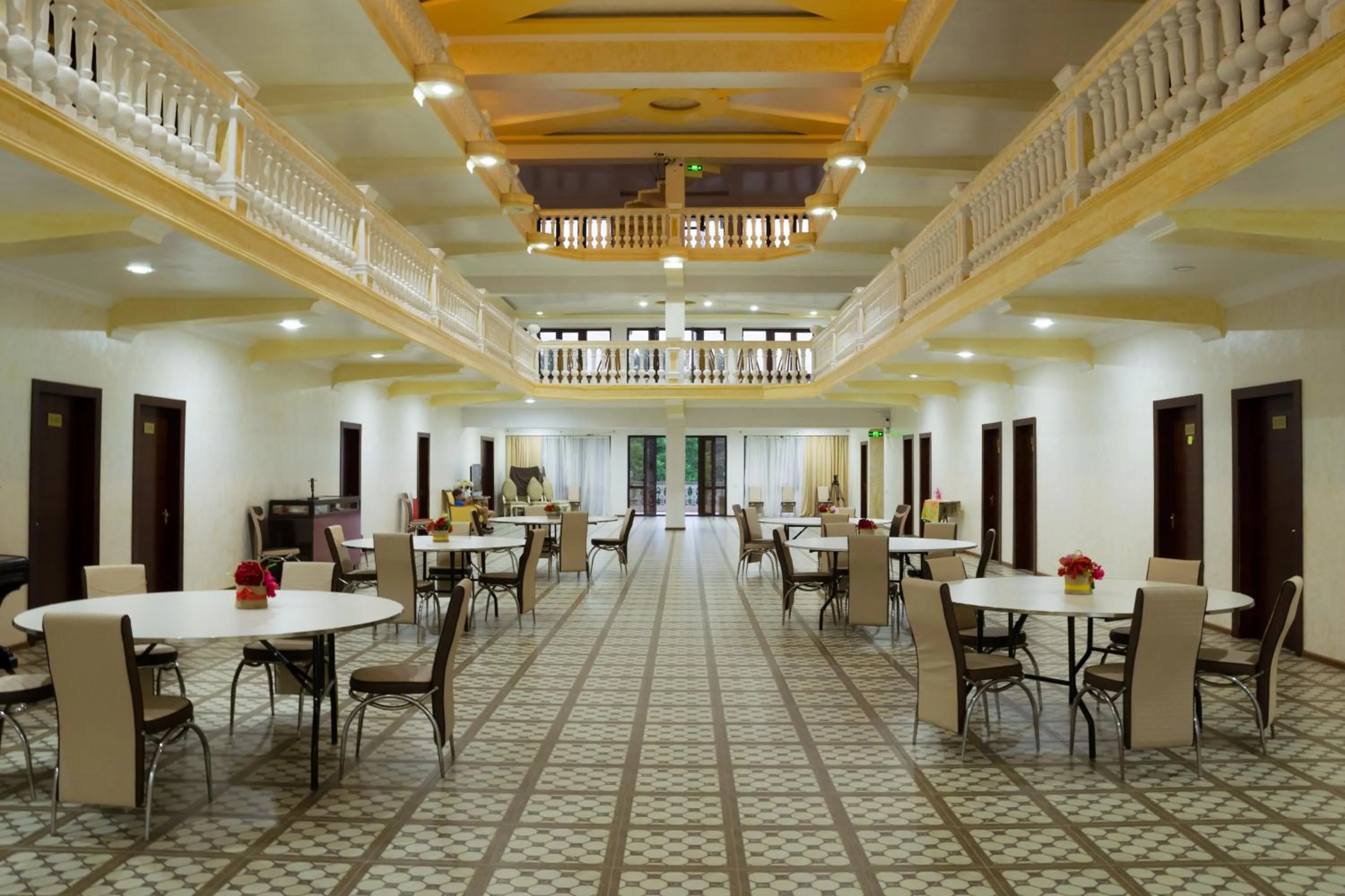 Restaurant/places to eat in Sunrise Hotel