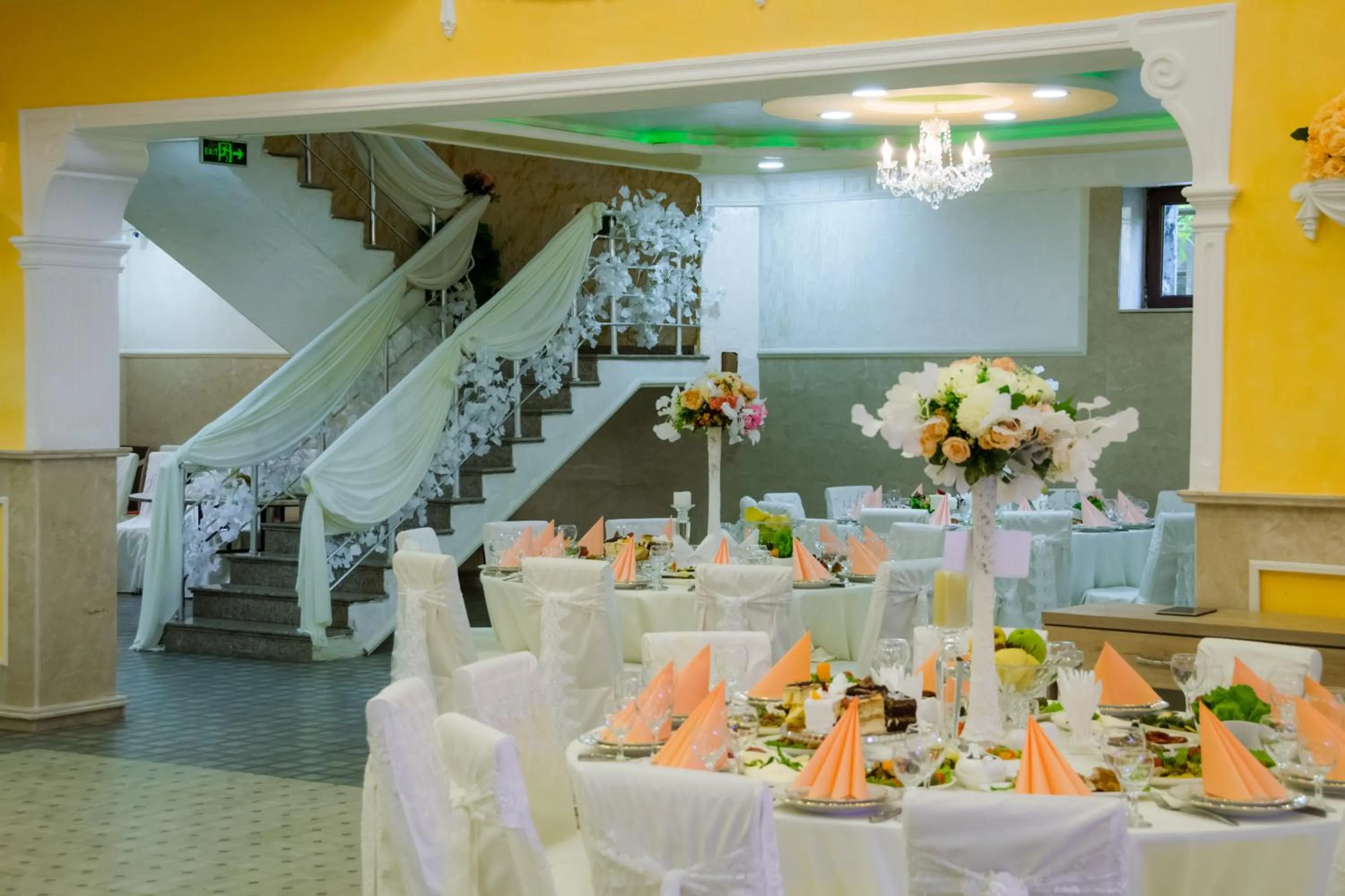 Restaurant/places to eat in Sunrise Hotel