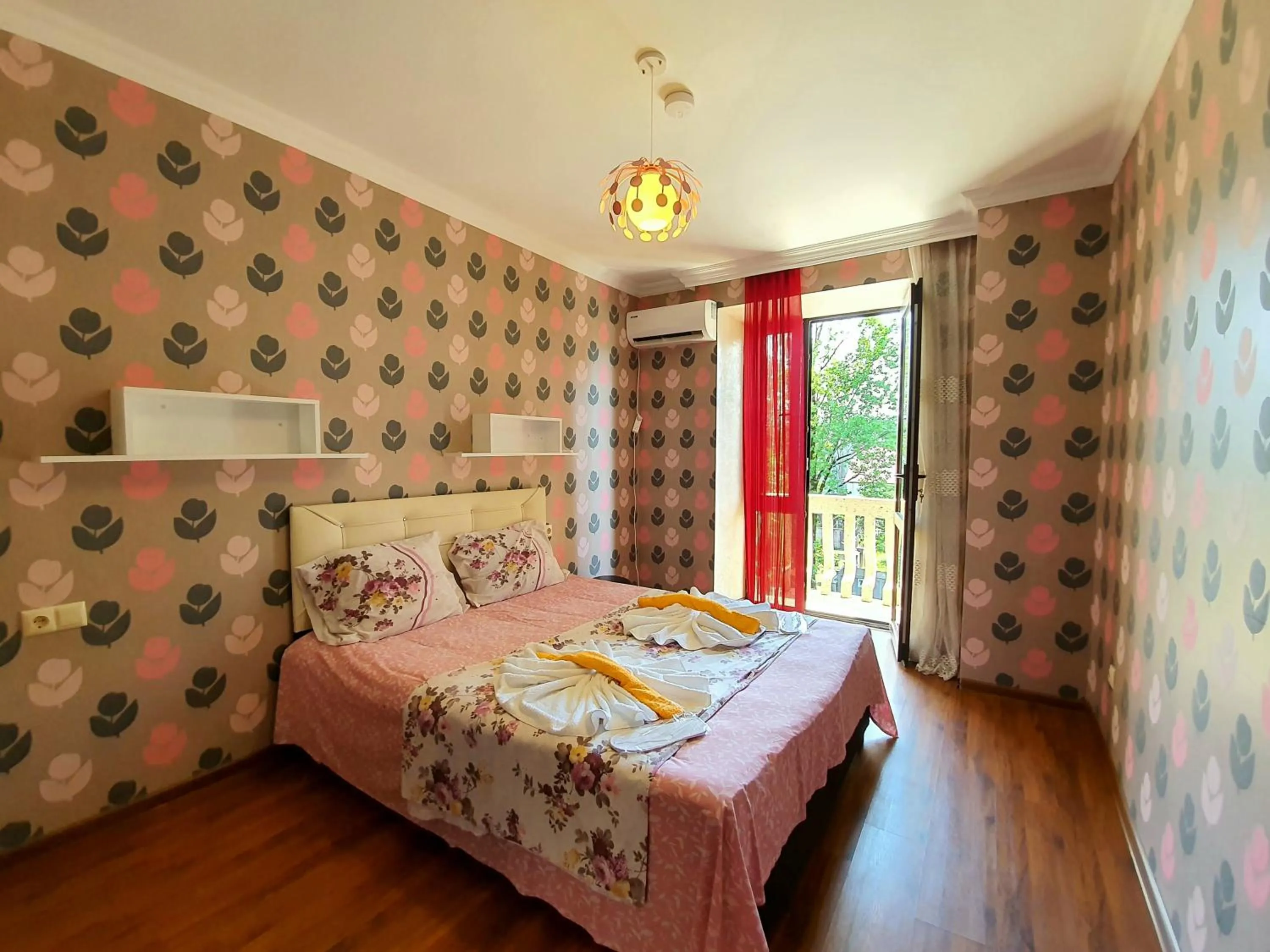 Photo of the whole room, Bed in Sunrise Hotel