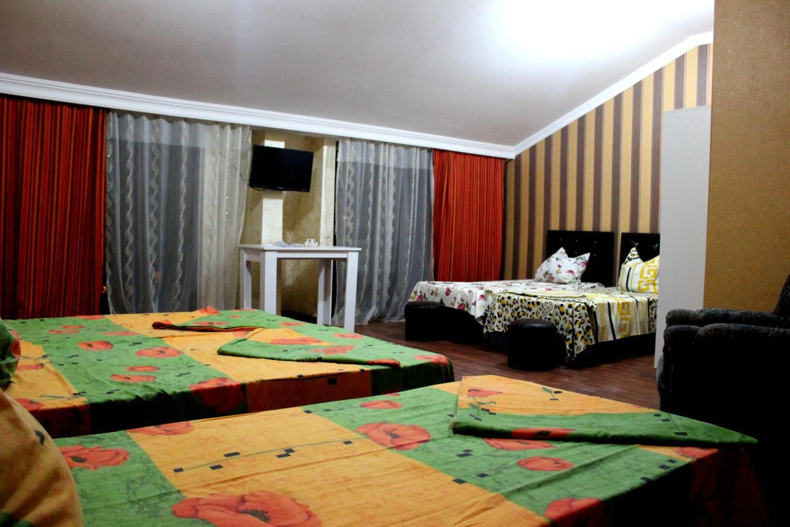 Photo of the whole room, Bed in Sunrise Hotel