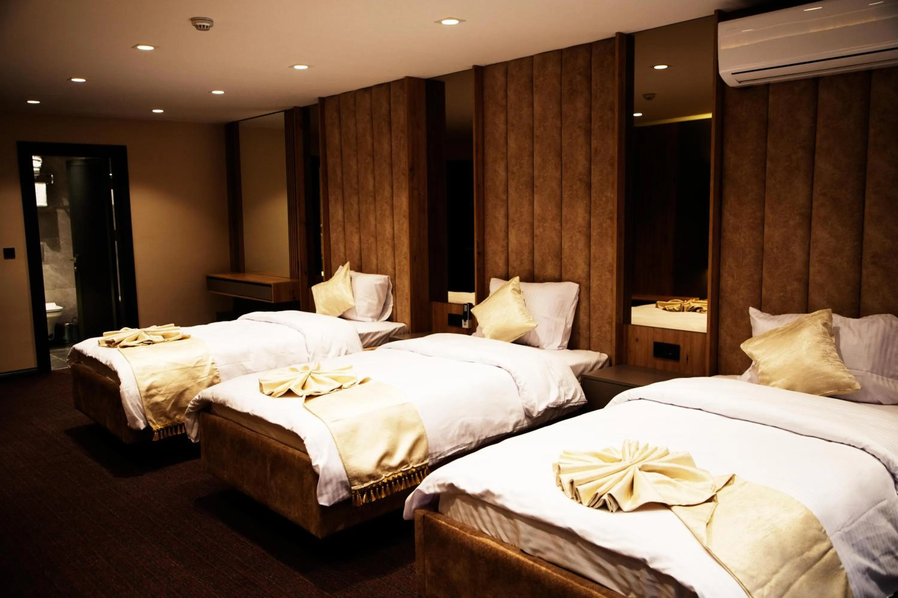 wardrobe, Bed in Sabiha Sultan Hotel-Karakoy