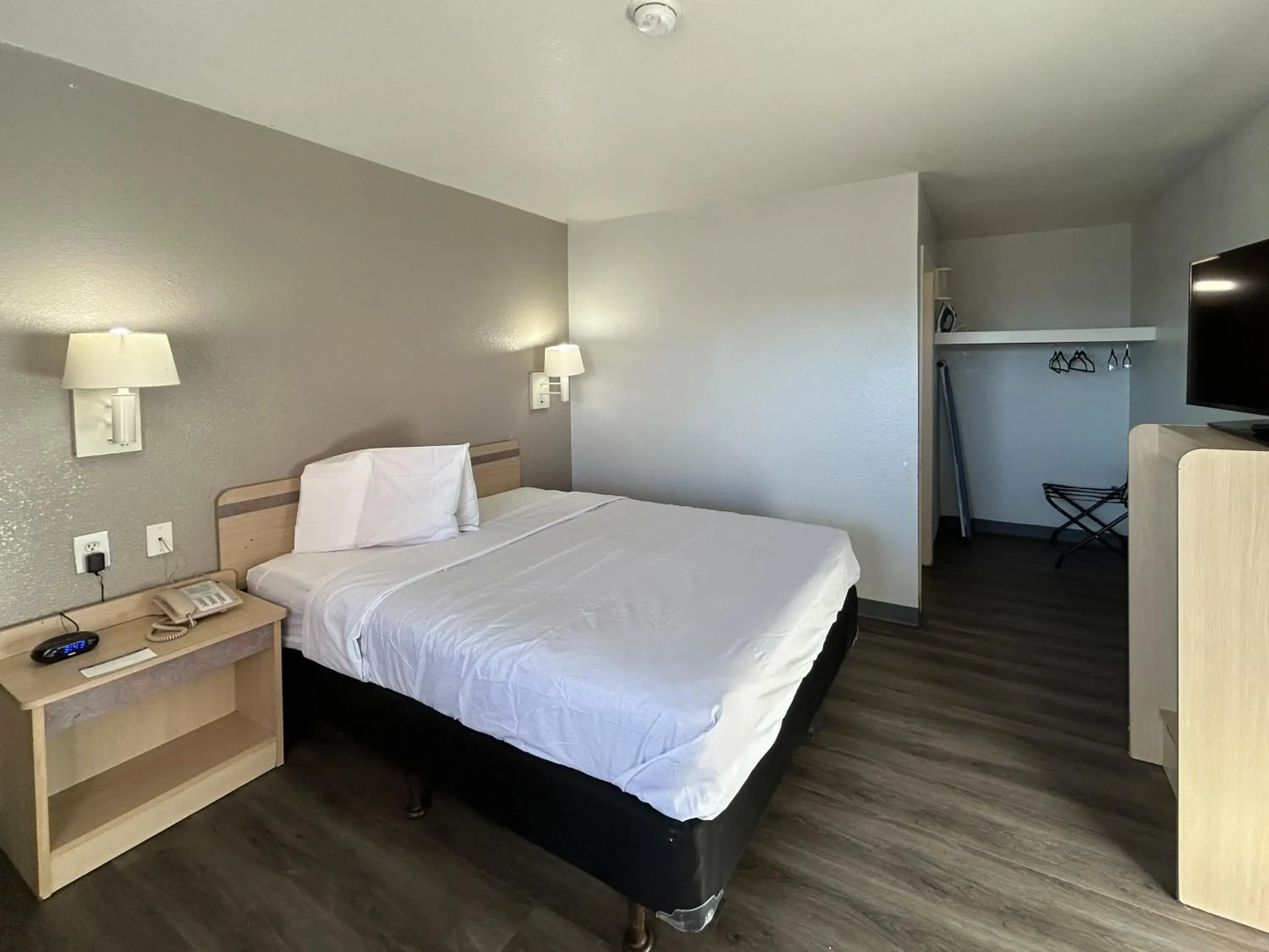 Bedroom, Bed in Studio 6 Lubbock, TX Bedroom, Bed in Studio 6 Lubbock, TX