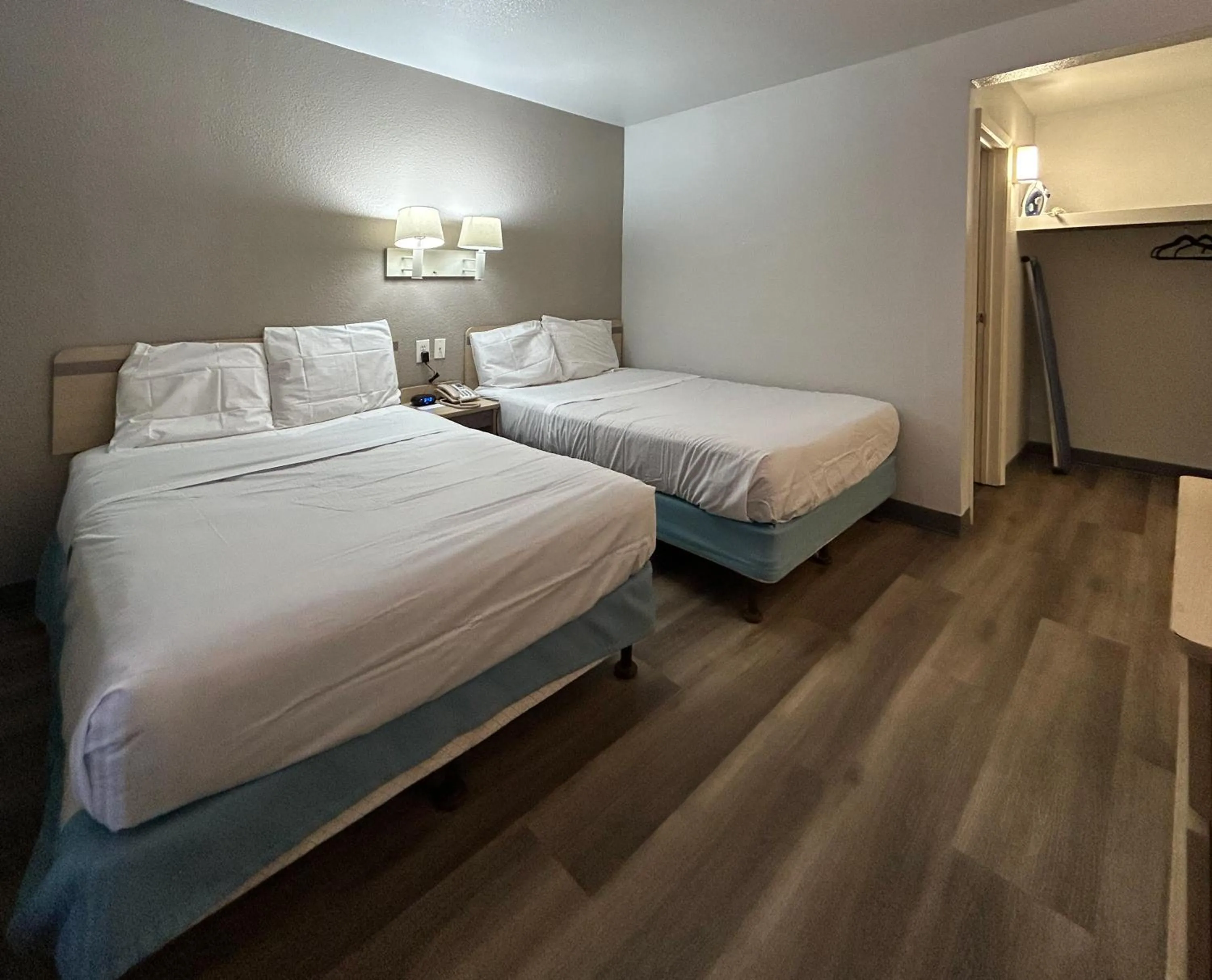 Bedroom, Bed in Studio 6 Lubbock, TX