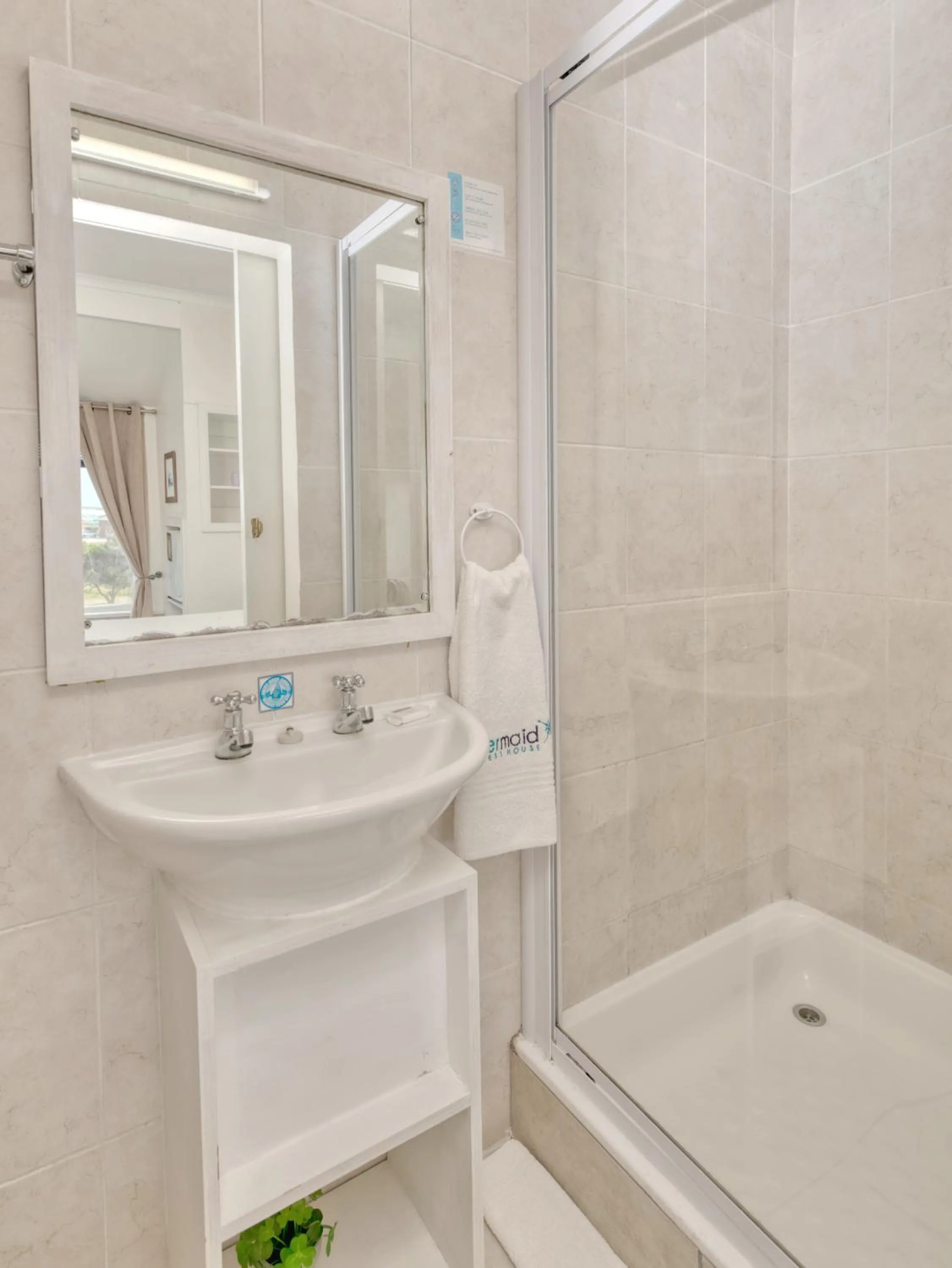 Shower in Mermaid Guest House