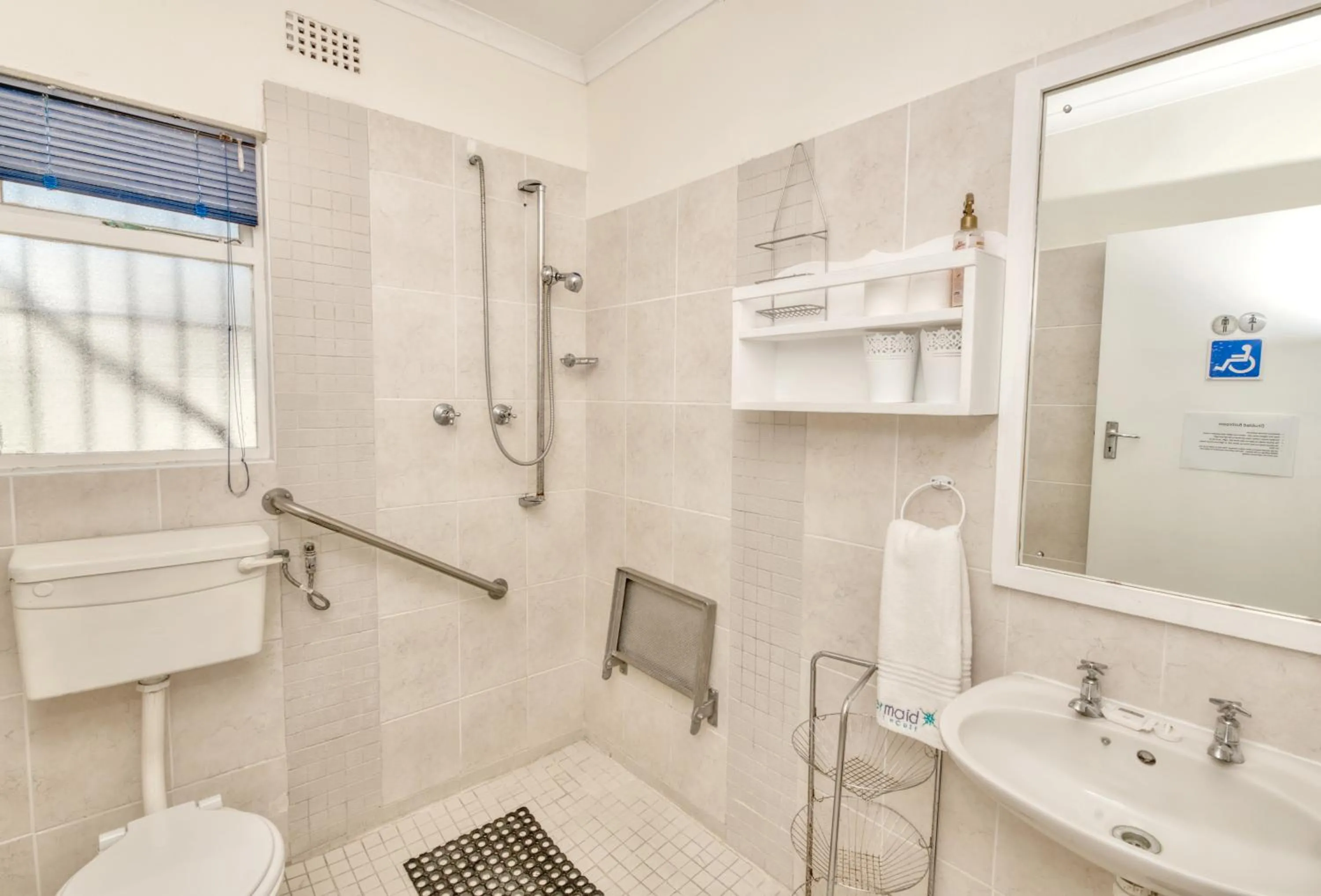 Toilet in Mermaid Guest House