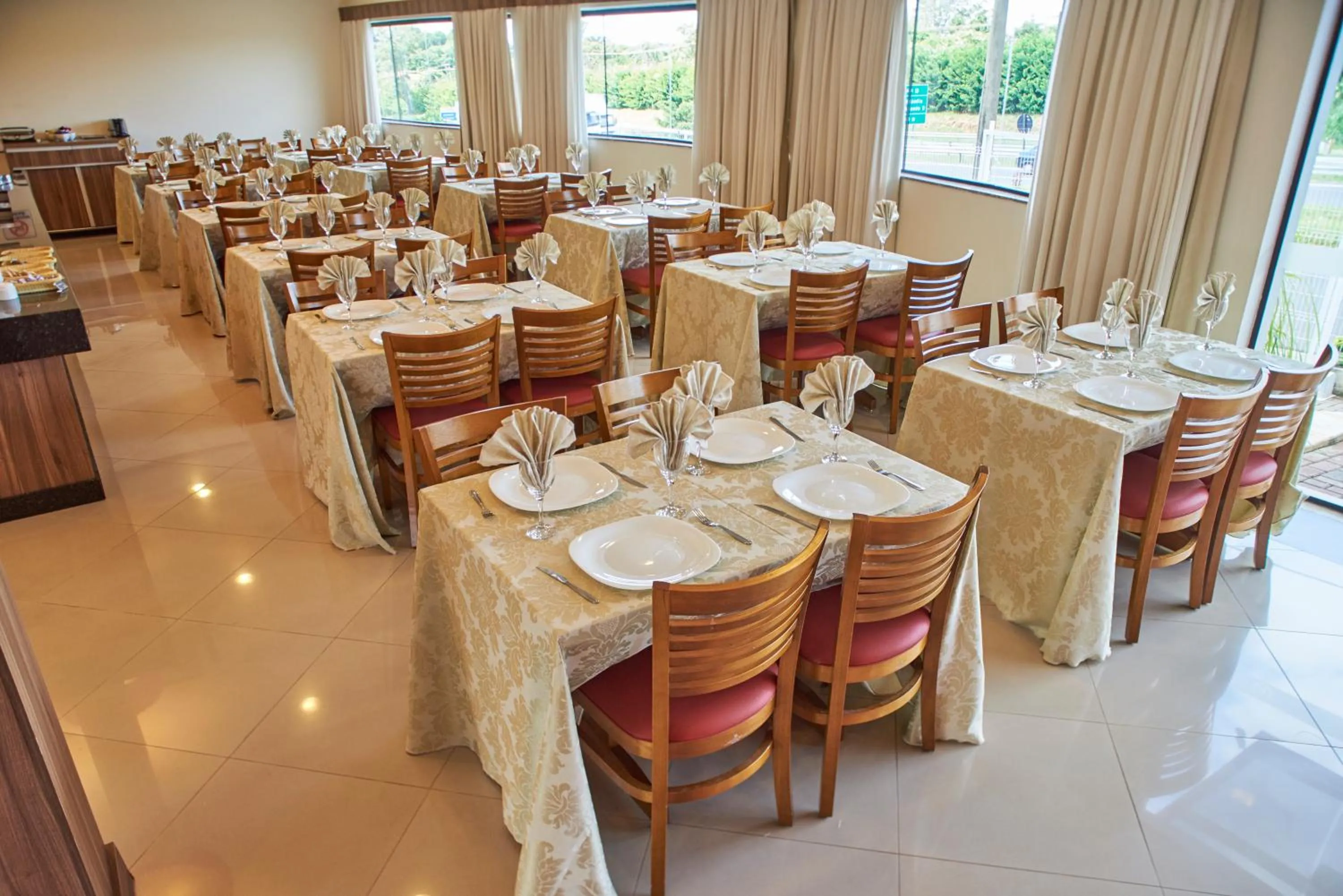 Restaurant/places to eat in Business Park Hotel