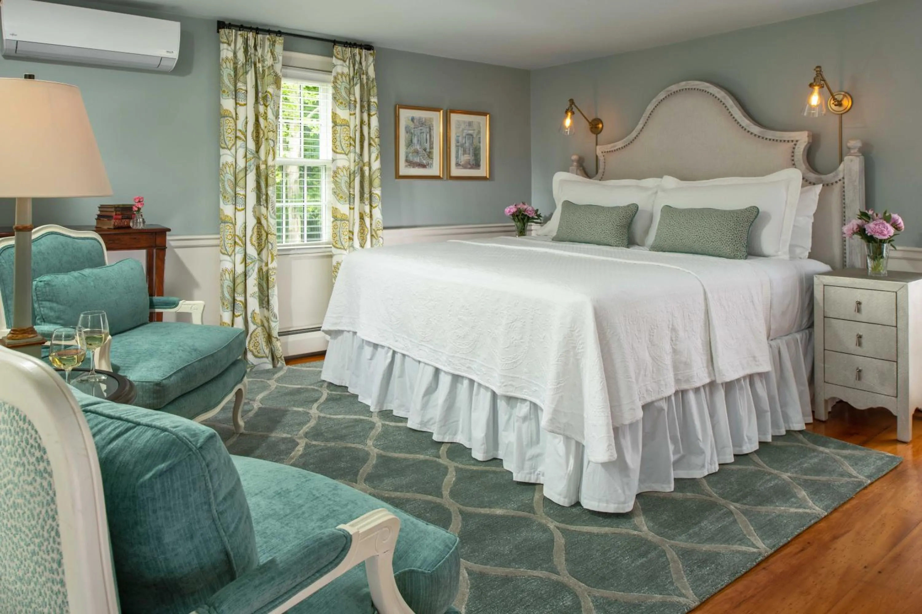 Photo of the whole room, Bed in The Inn at Yarmouth Port
