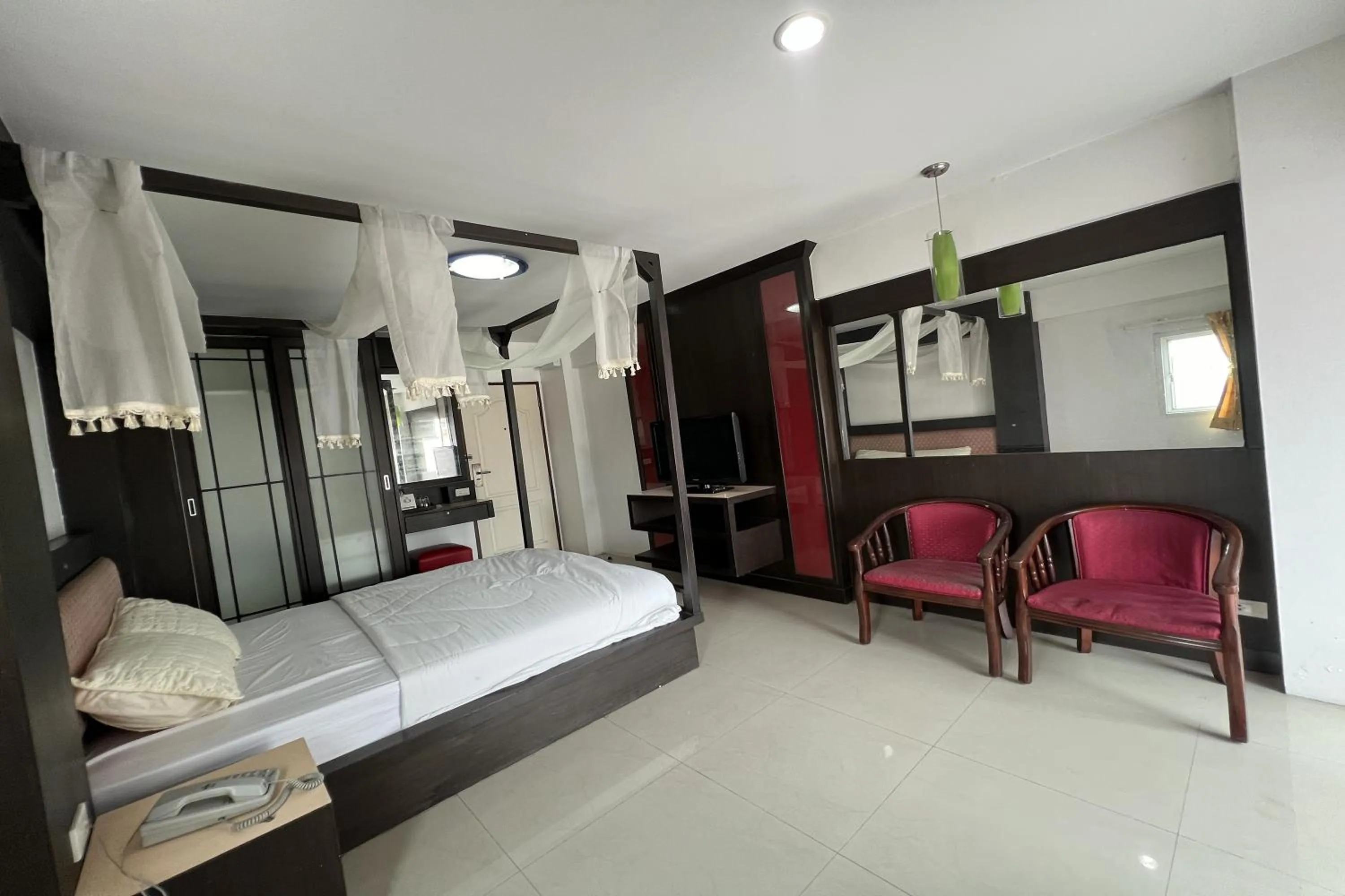 Bedroom, Bed in Phongsathon Mansion