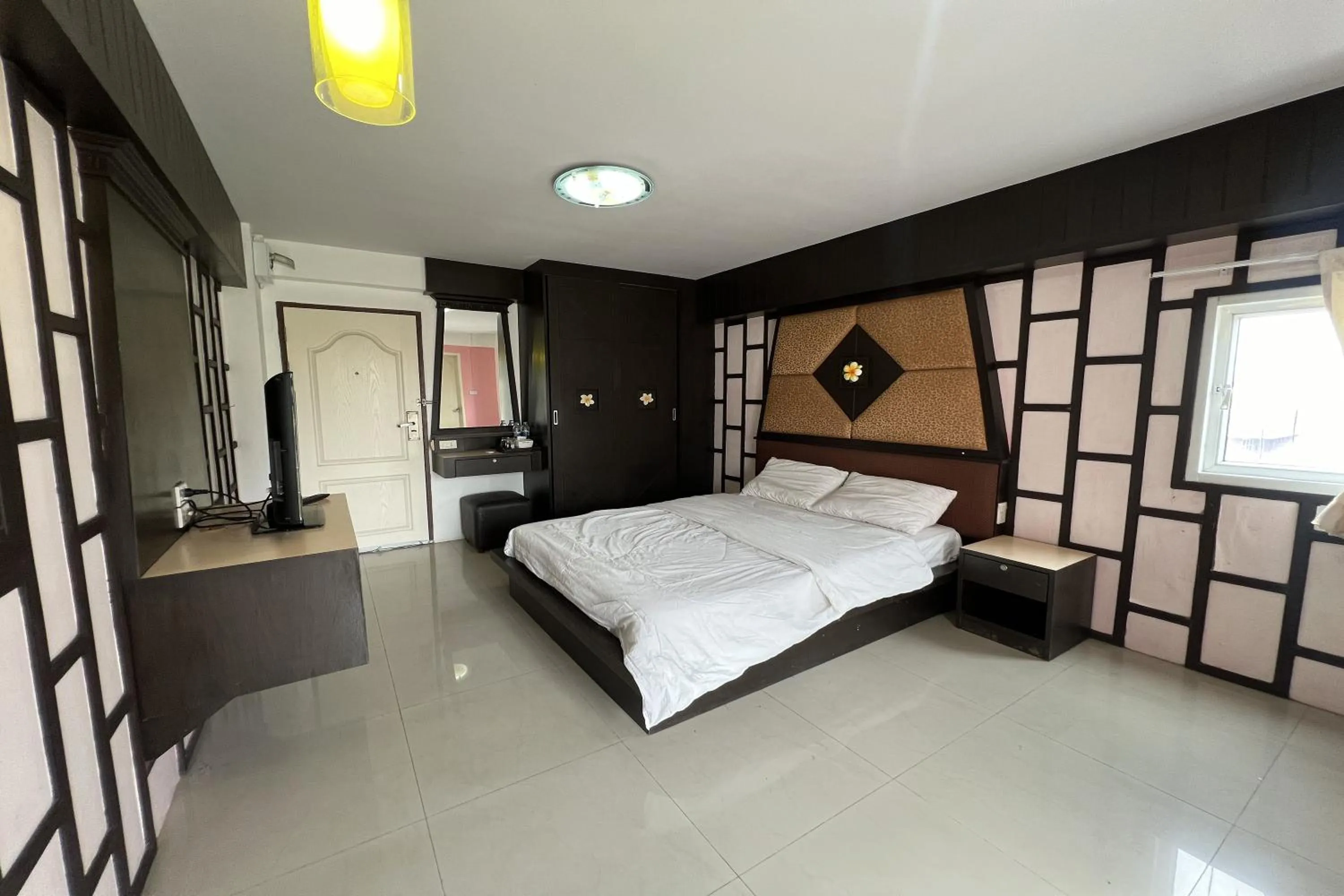 Bed in Phongsathon Mansion