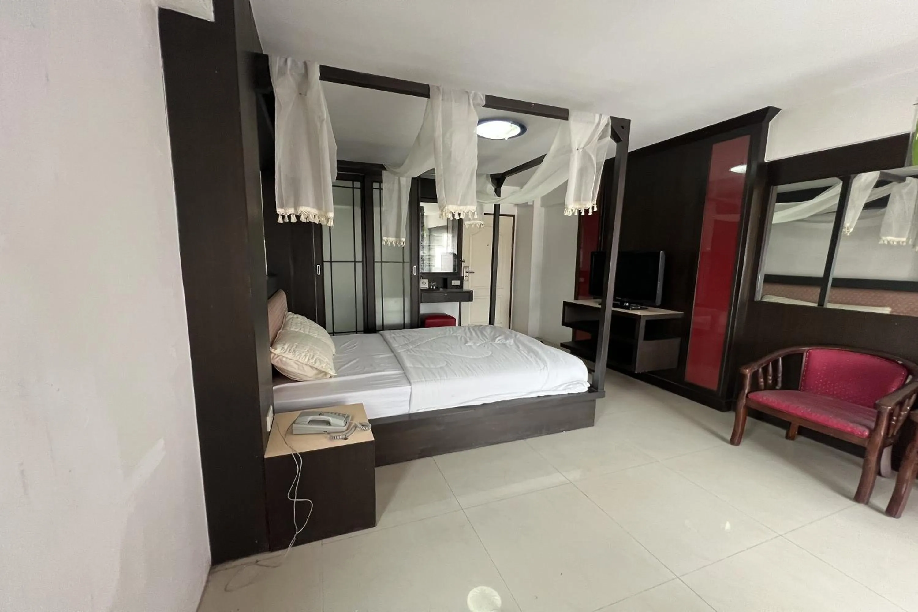 Bedroom, Bed in Phongsathon Mansion