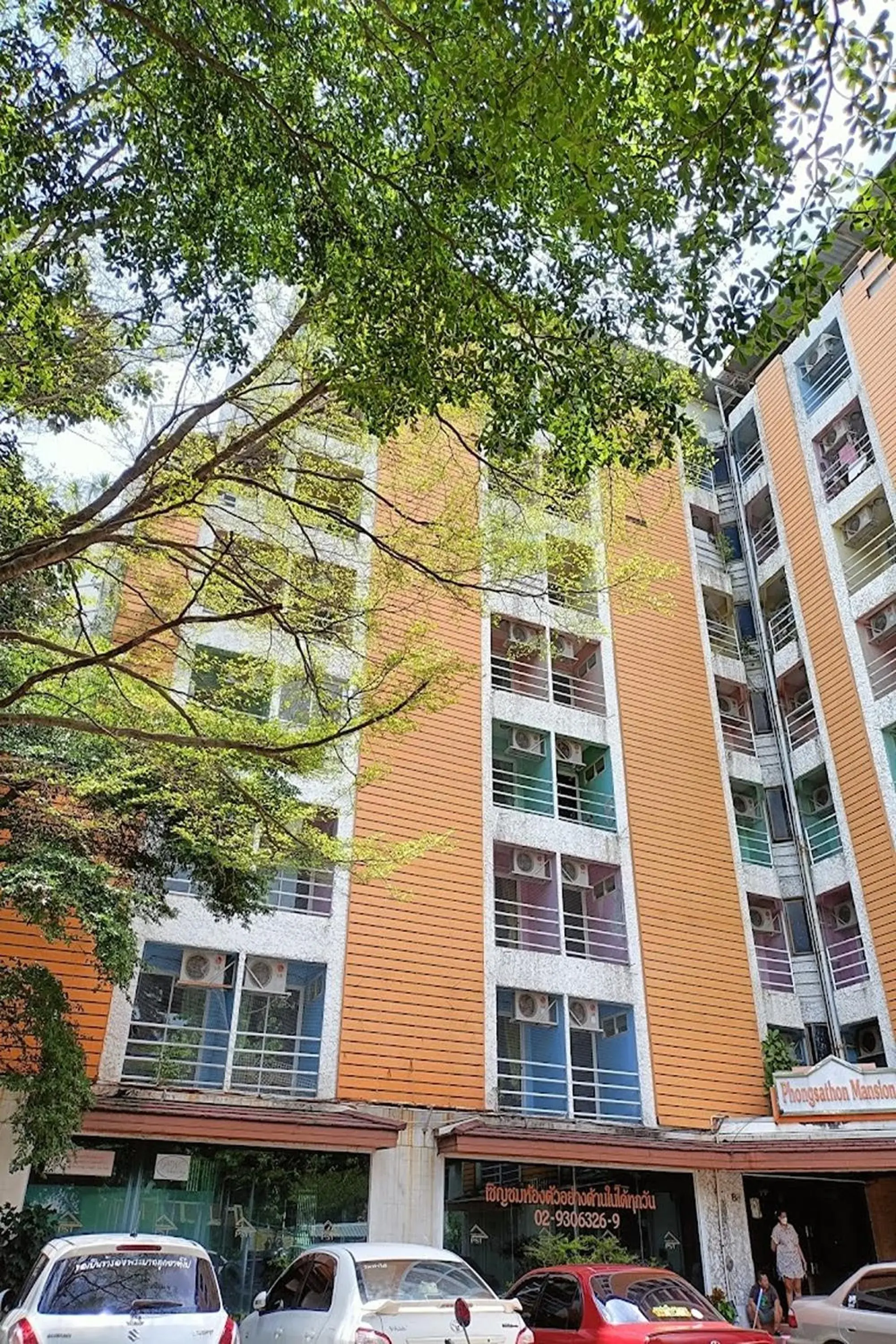 Property building in Phongsathon Mansion Property building in Phongsathon Mansion