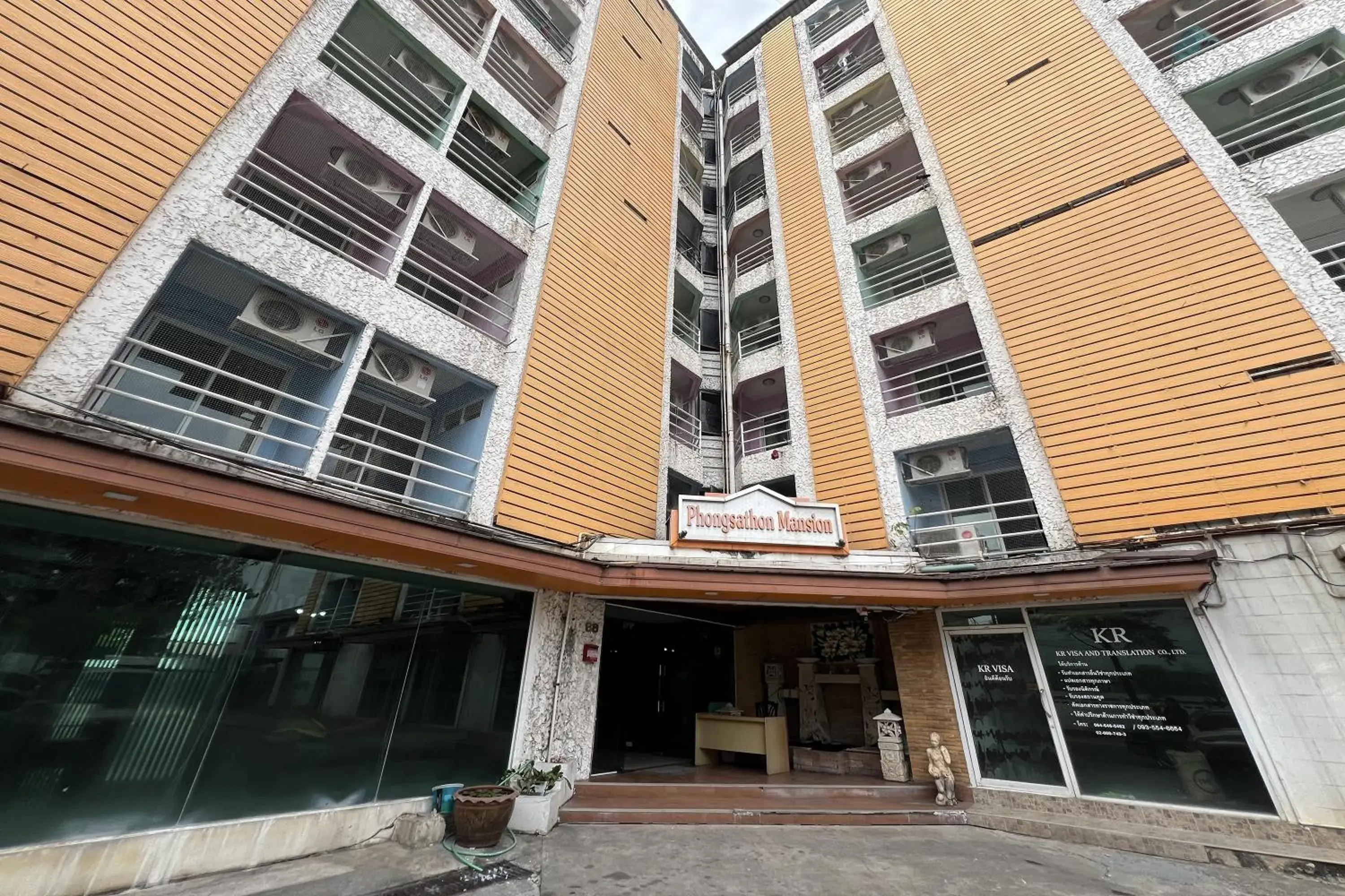 Property building in Phongsathon Mansion Property building in Phongsathon Mansion