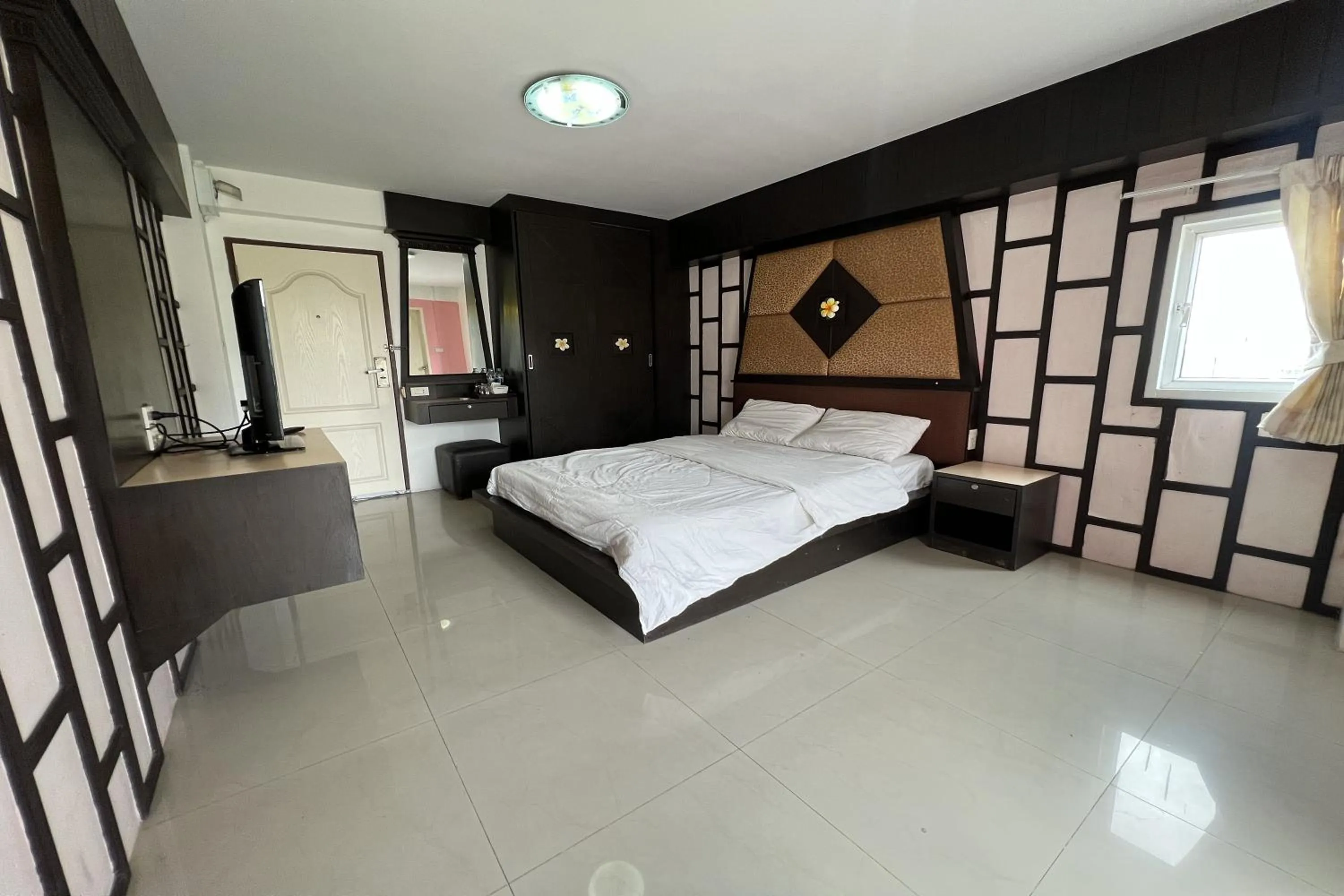 Bedroom, Bed in Phongsathon Mansion