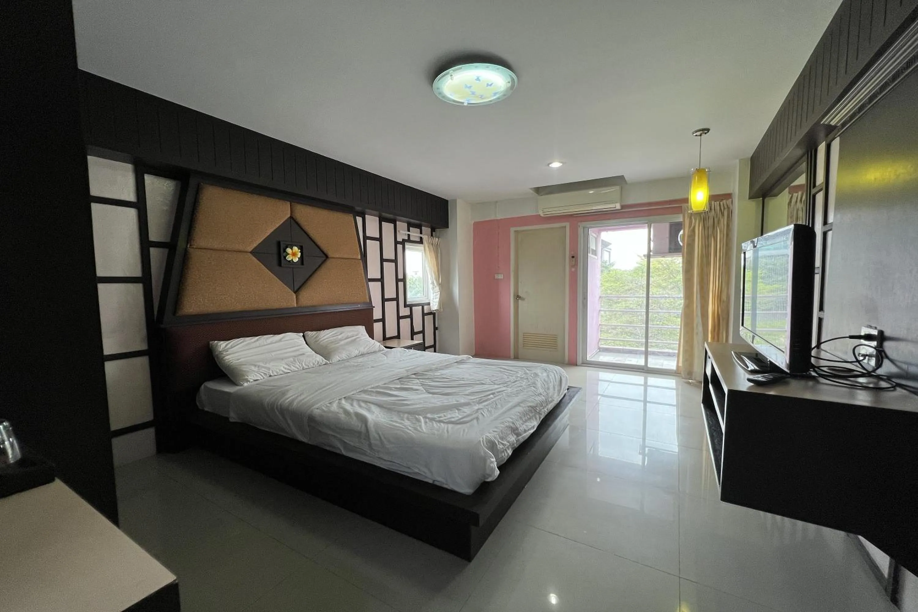 Bedroom, Bed in Phongsathon Mansion