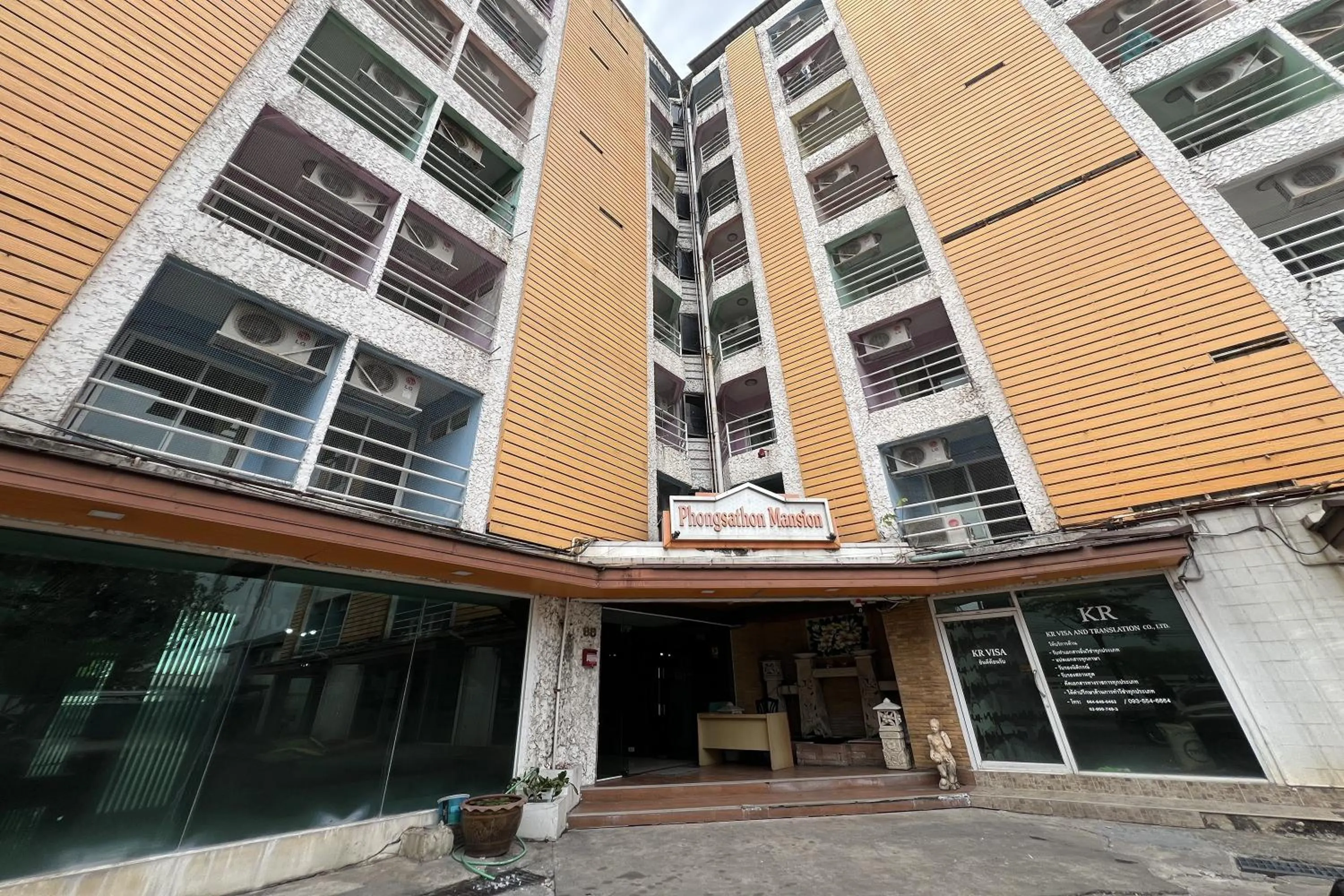 Property building in Phongsathon Mansion