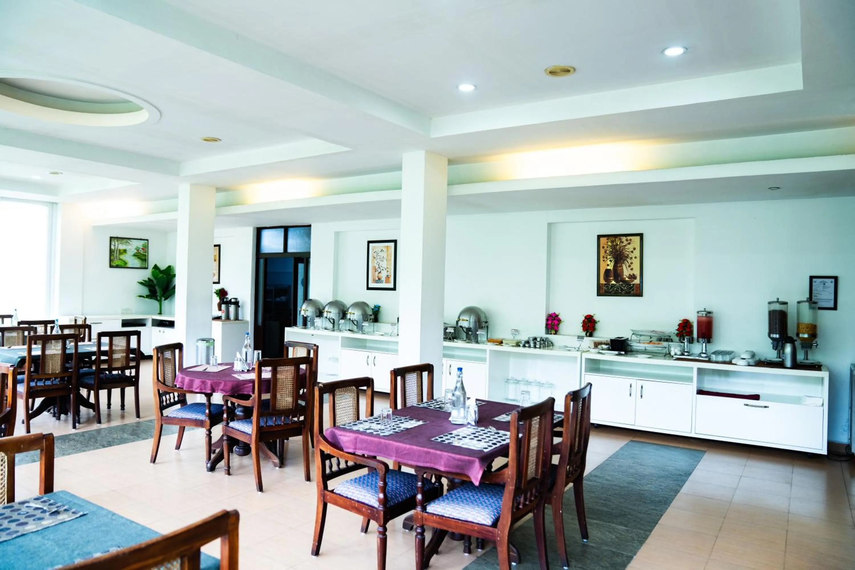 Restaurant/places to eat in Hotel C7 Munnar