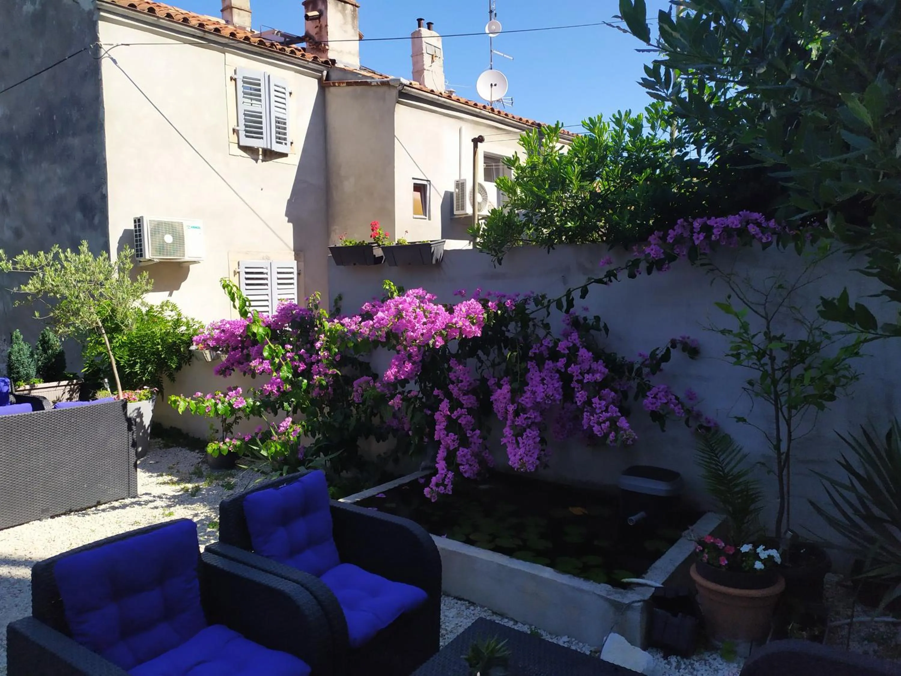 Captain Emo City Apartments