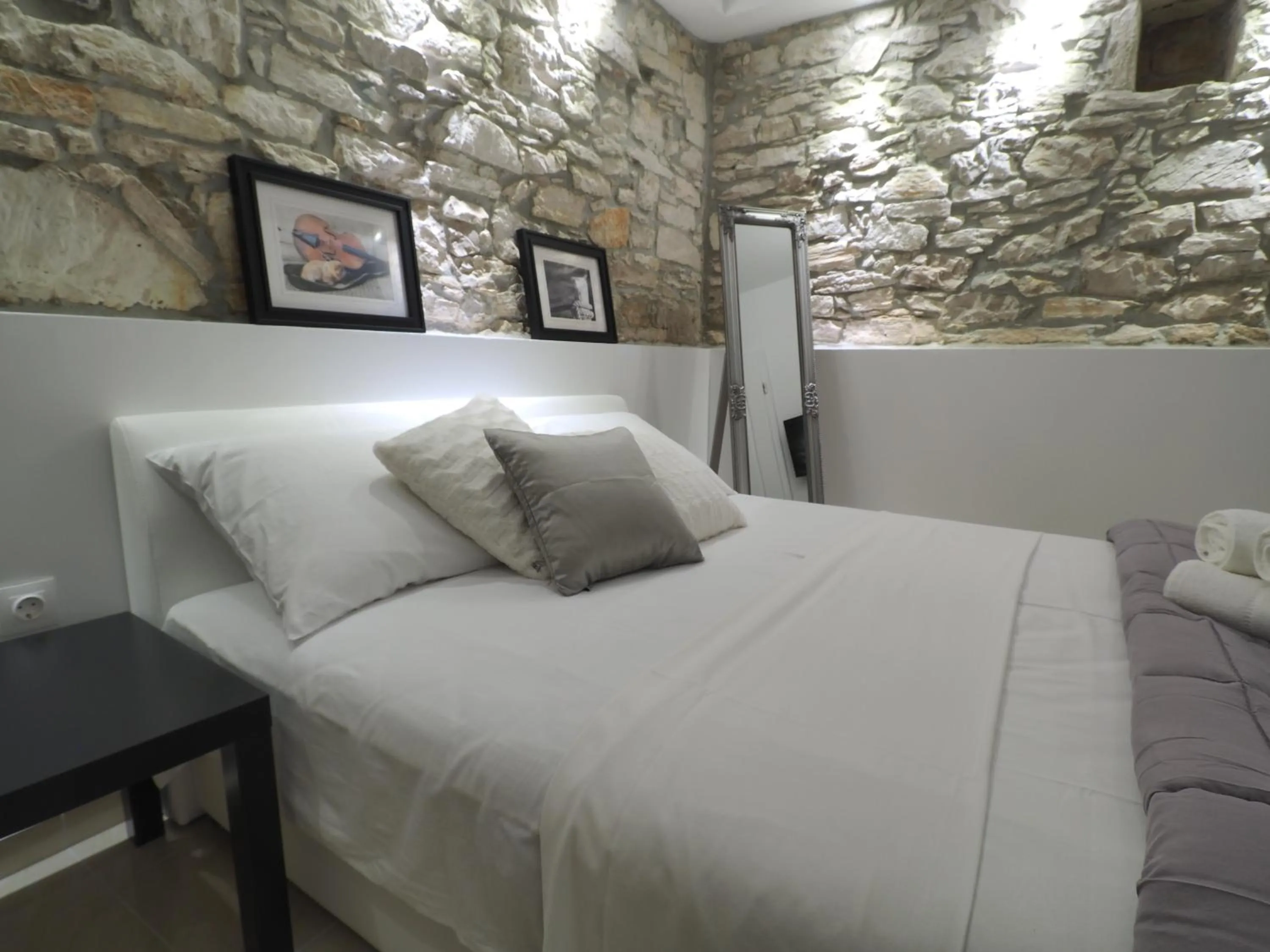 Bed in Captain Emo City Apartments